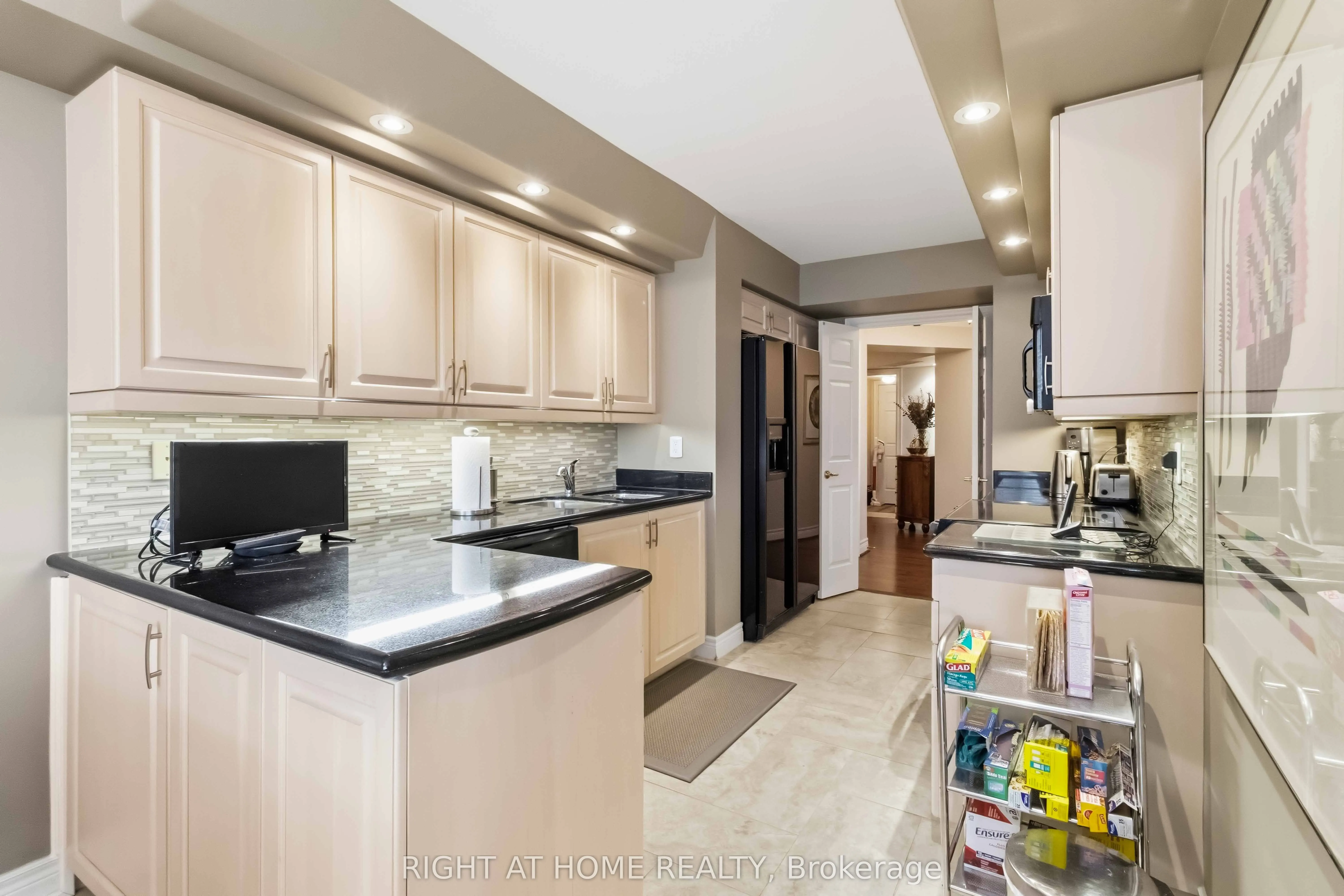 89 Skymark Drive #609