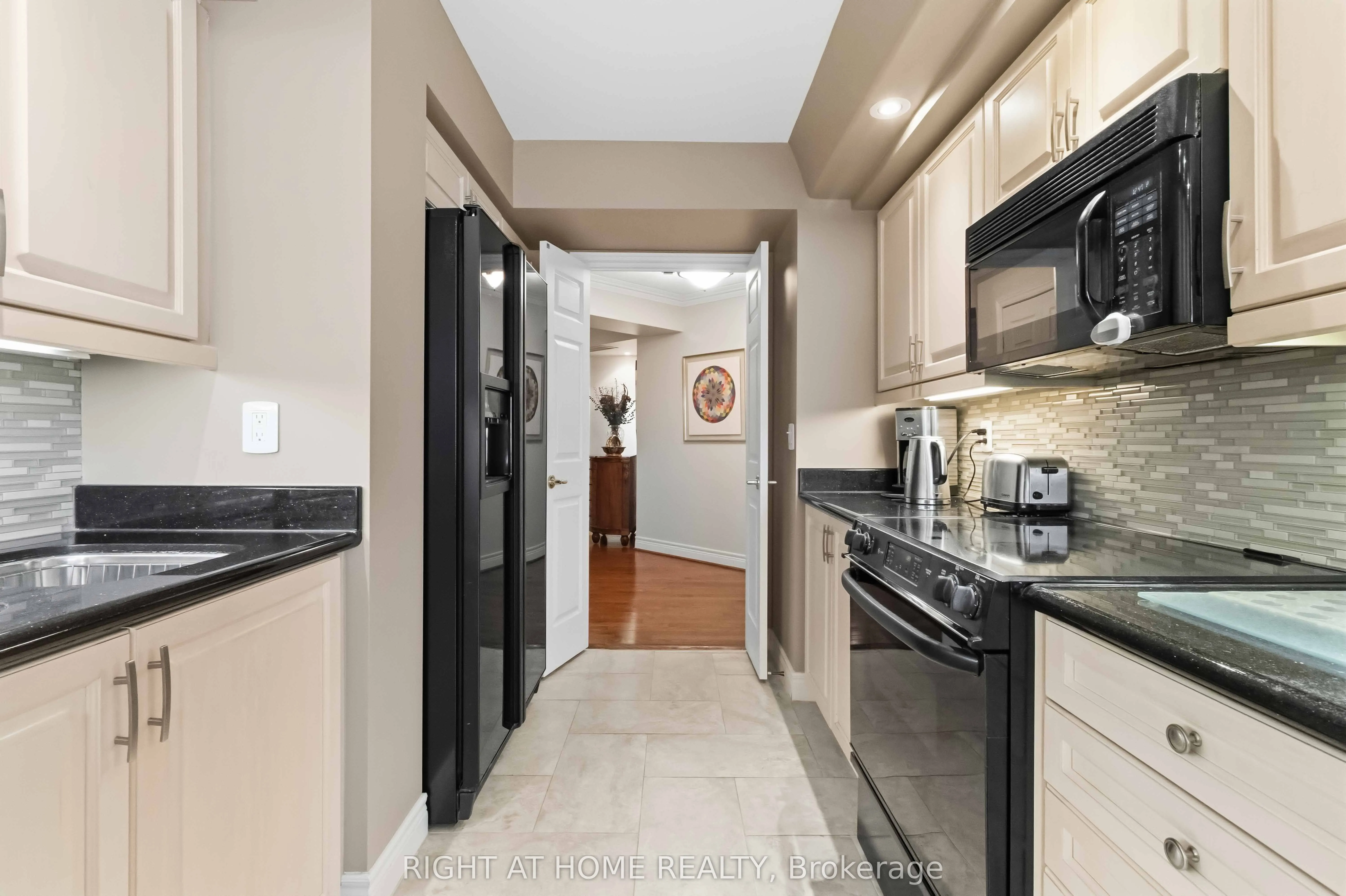89 Skymark Drive #609