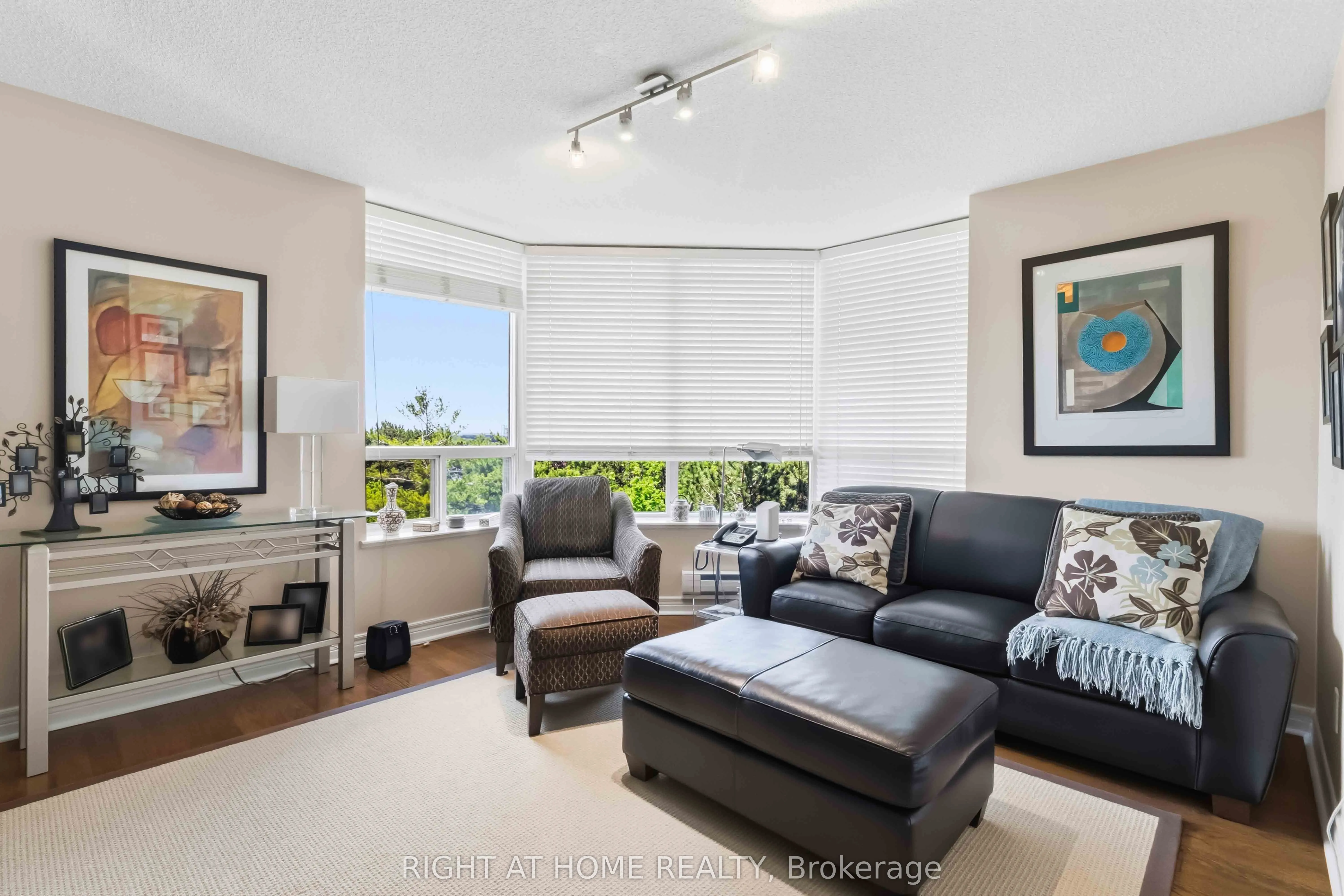 89 Skymark Drive #609