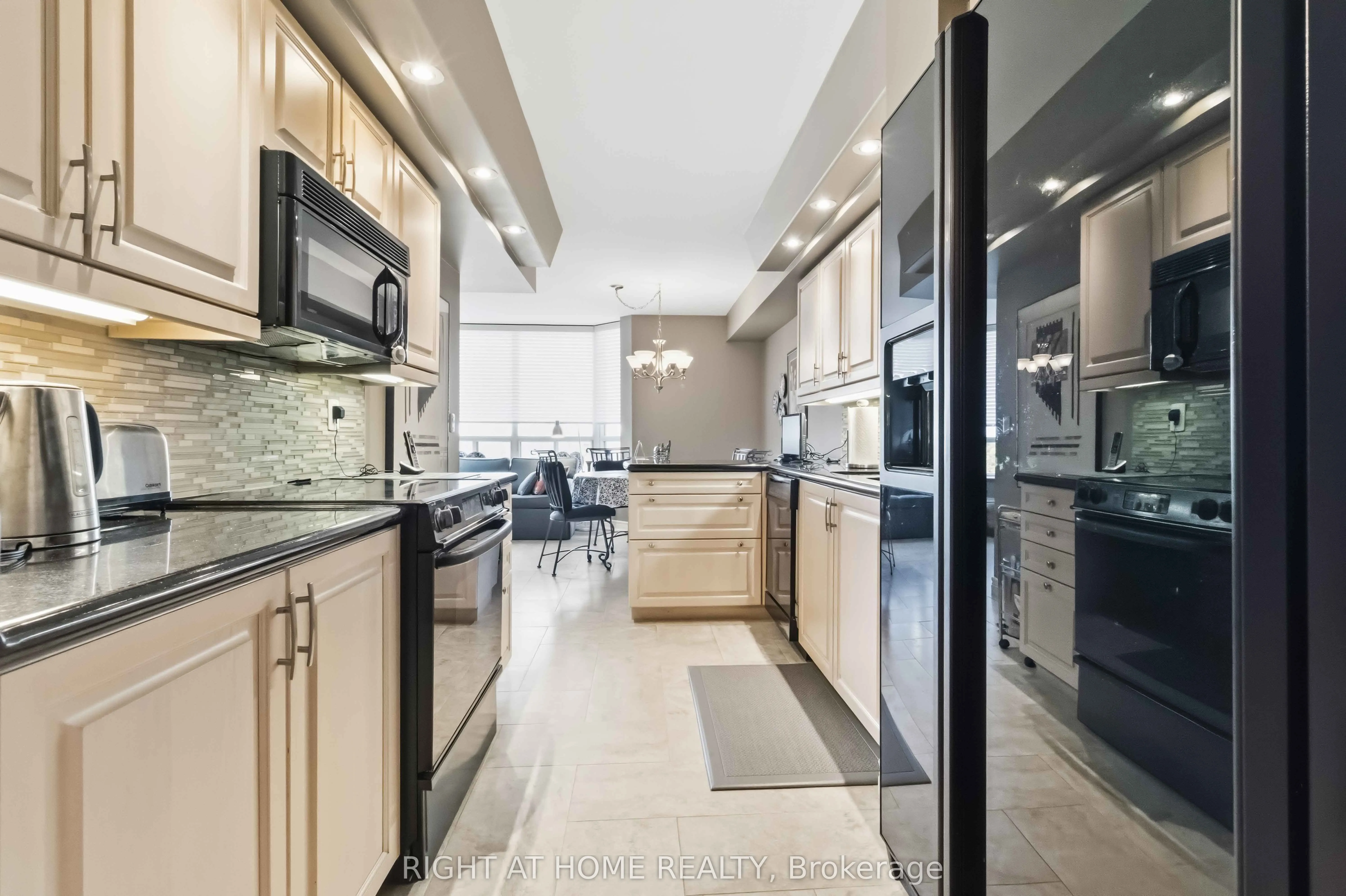 89 Skymark Drive #609