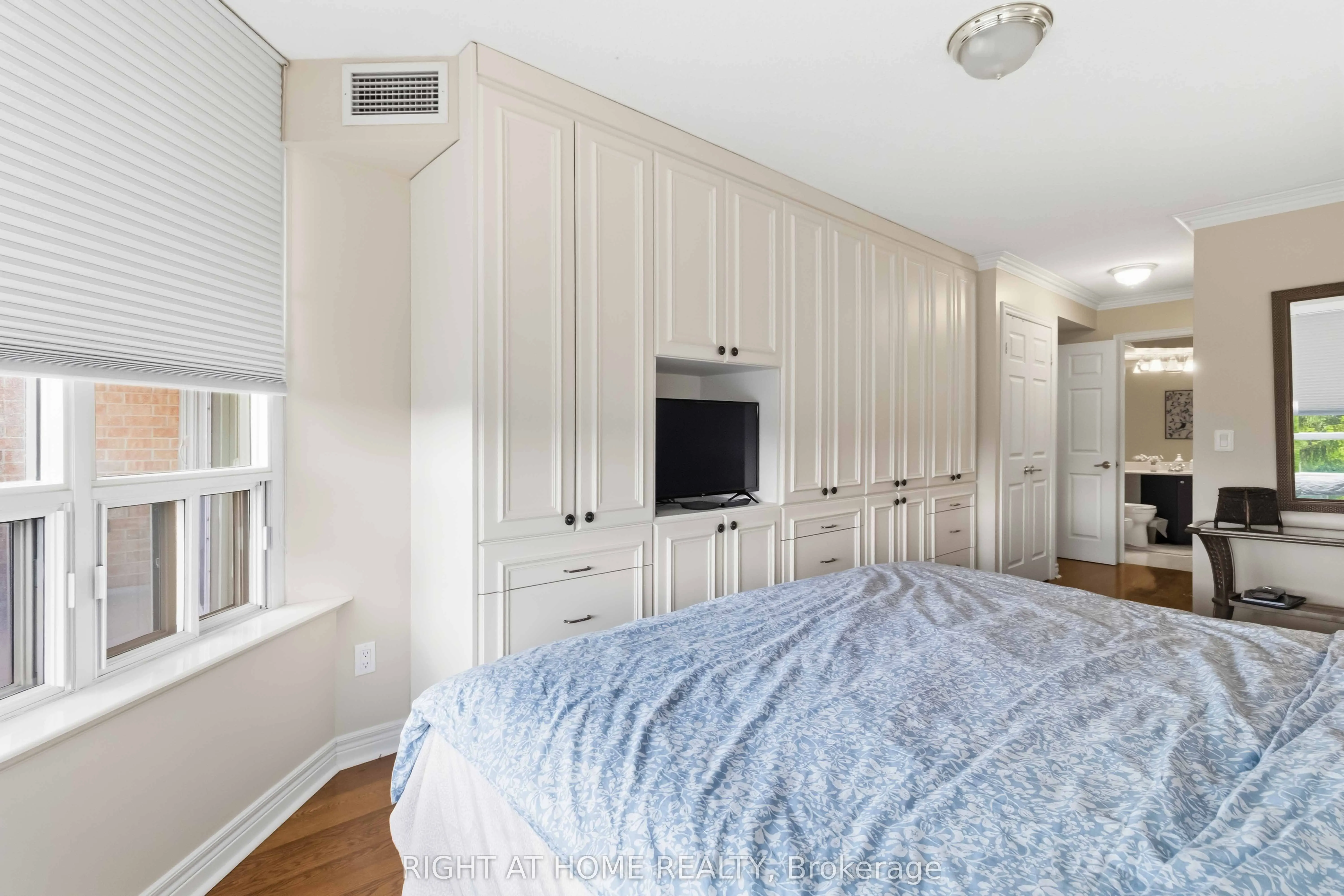89 Skymark Drive #609