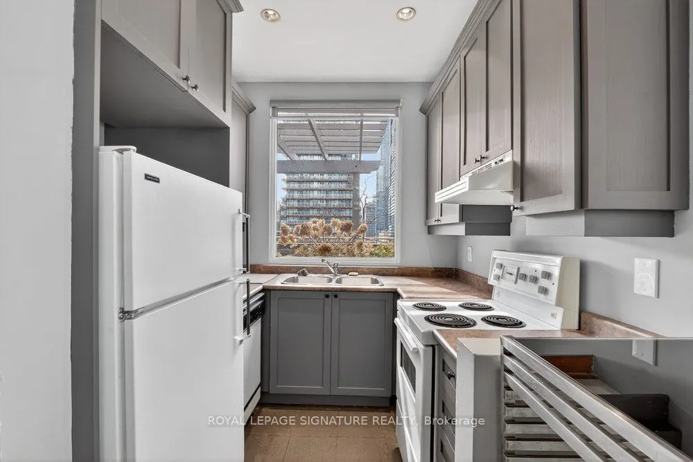 555 Yonge Street #707