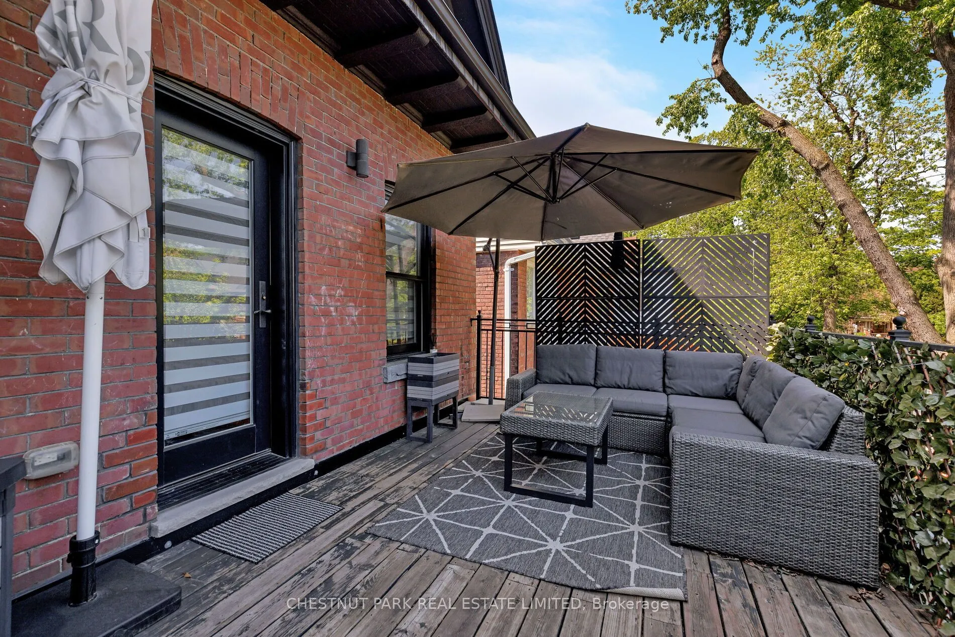386 Palmerston Boulevard