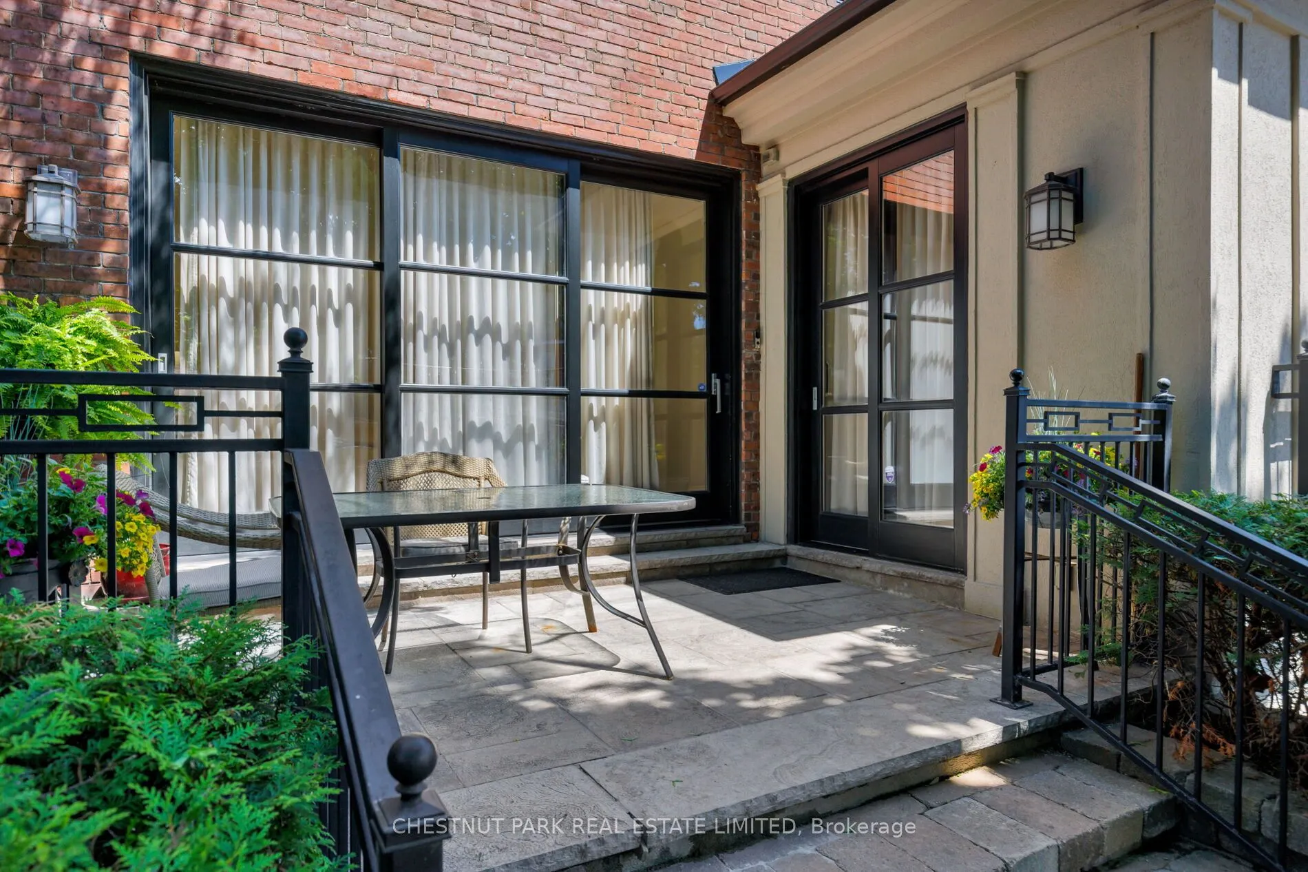 386 Palmerston Boulevard