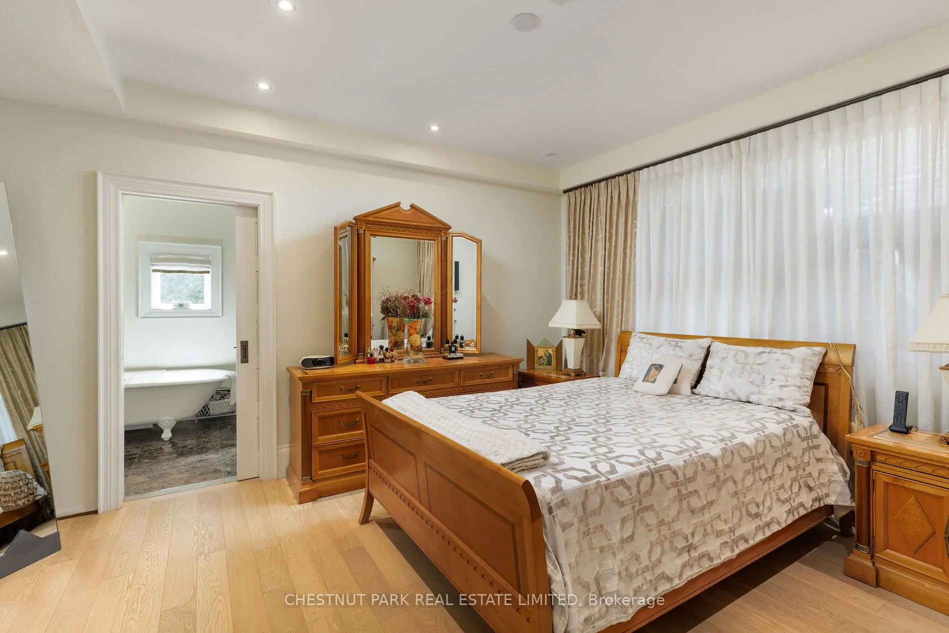 386 Palmerston Boulevard