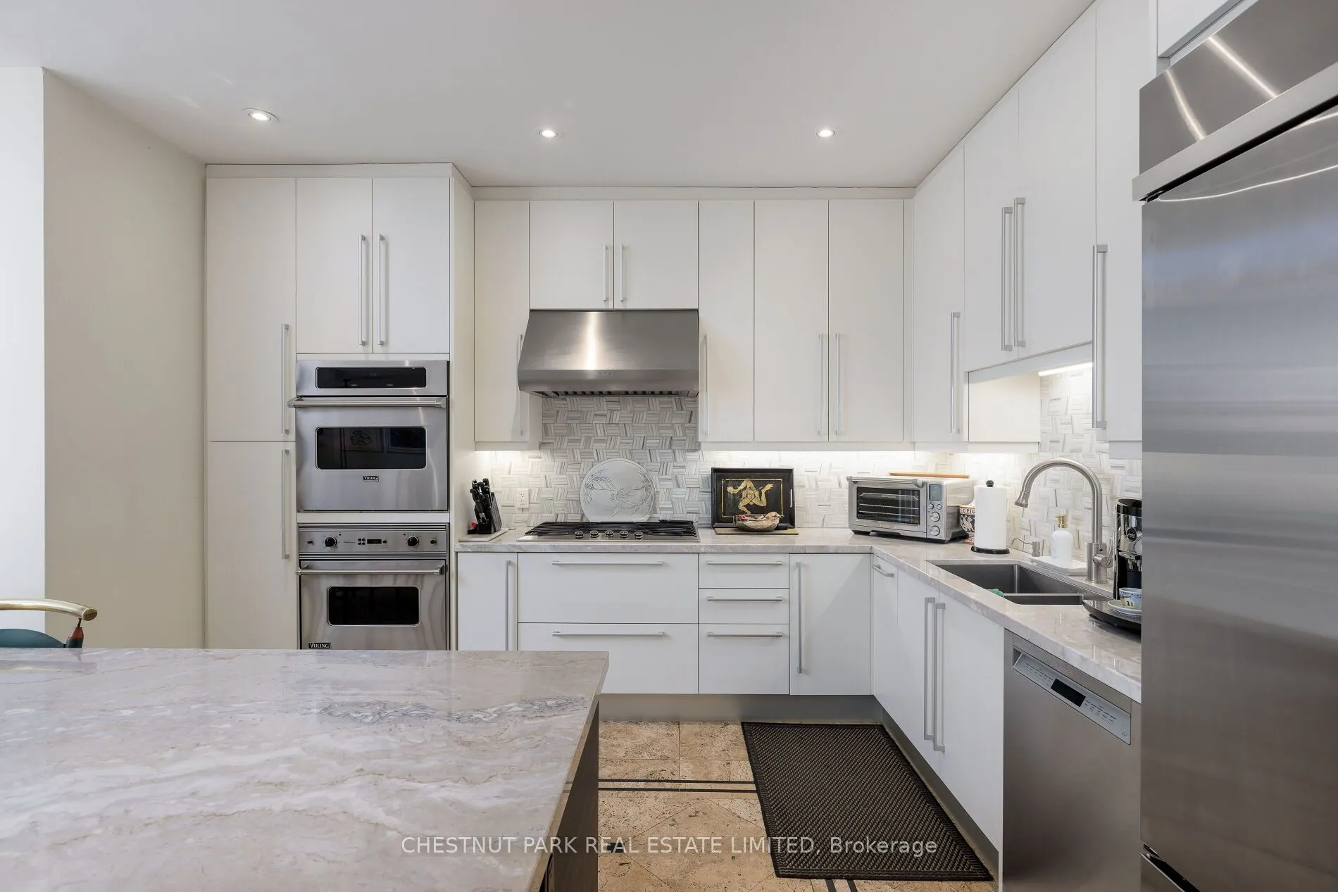 386 Palmerston Boulevard