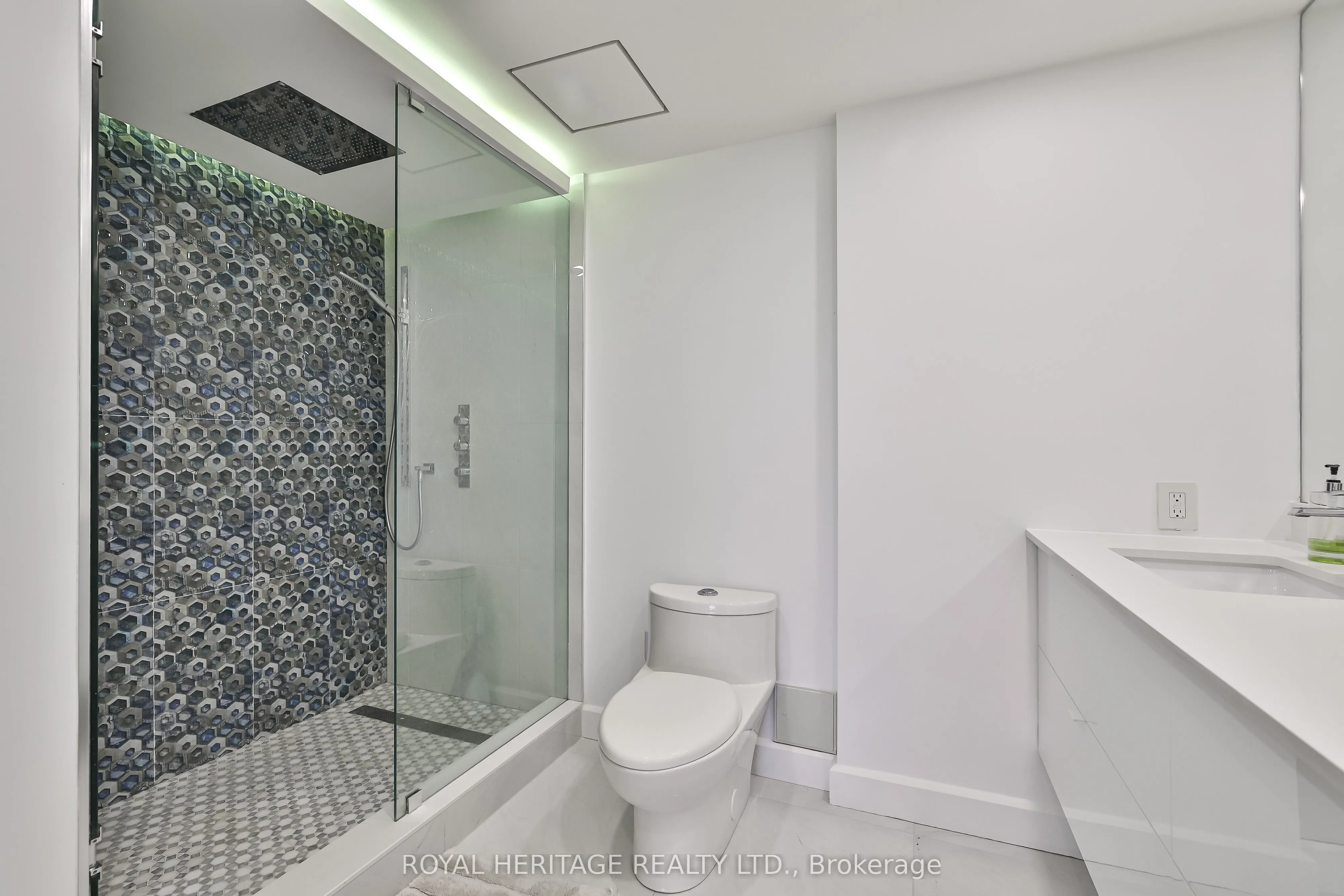 10 Torresdale Avenue #801