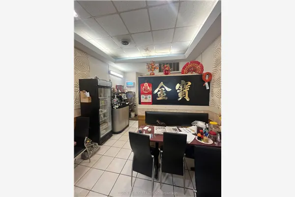 546 Dundas Street W
