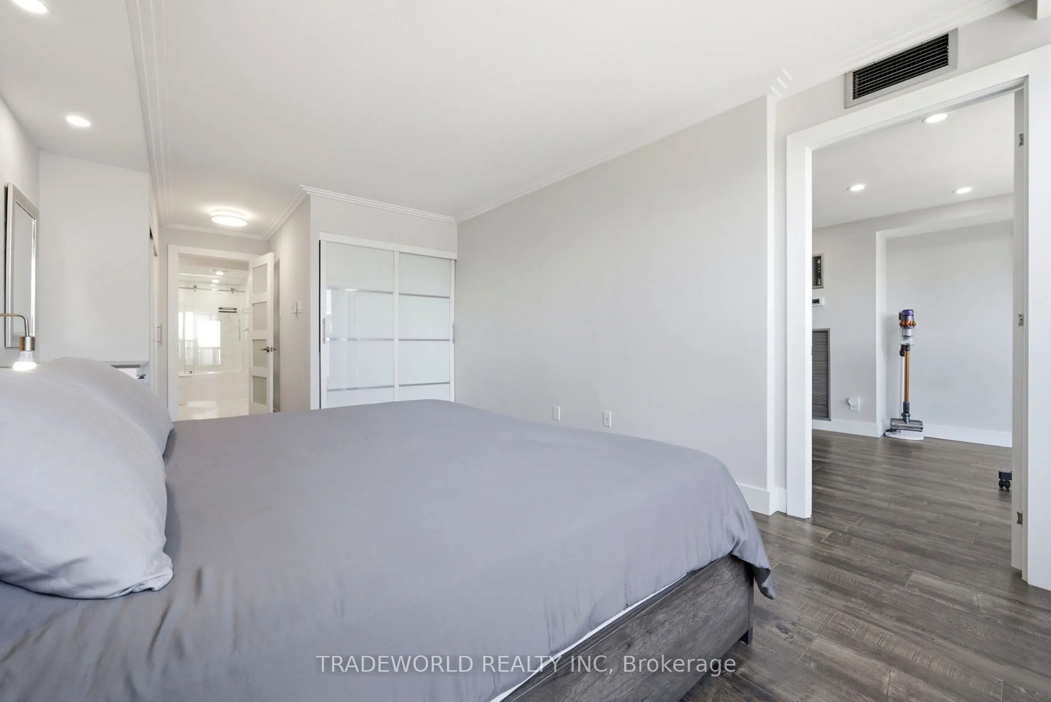 33 Elmhurst Avenue #1803