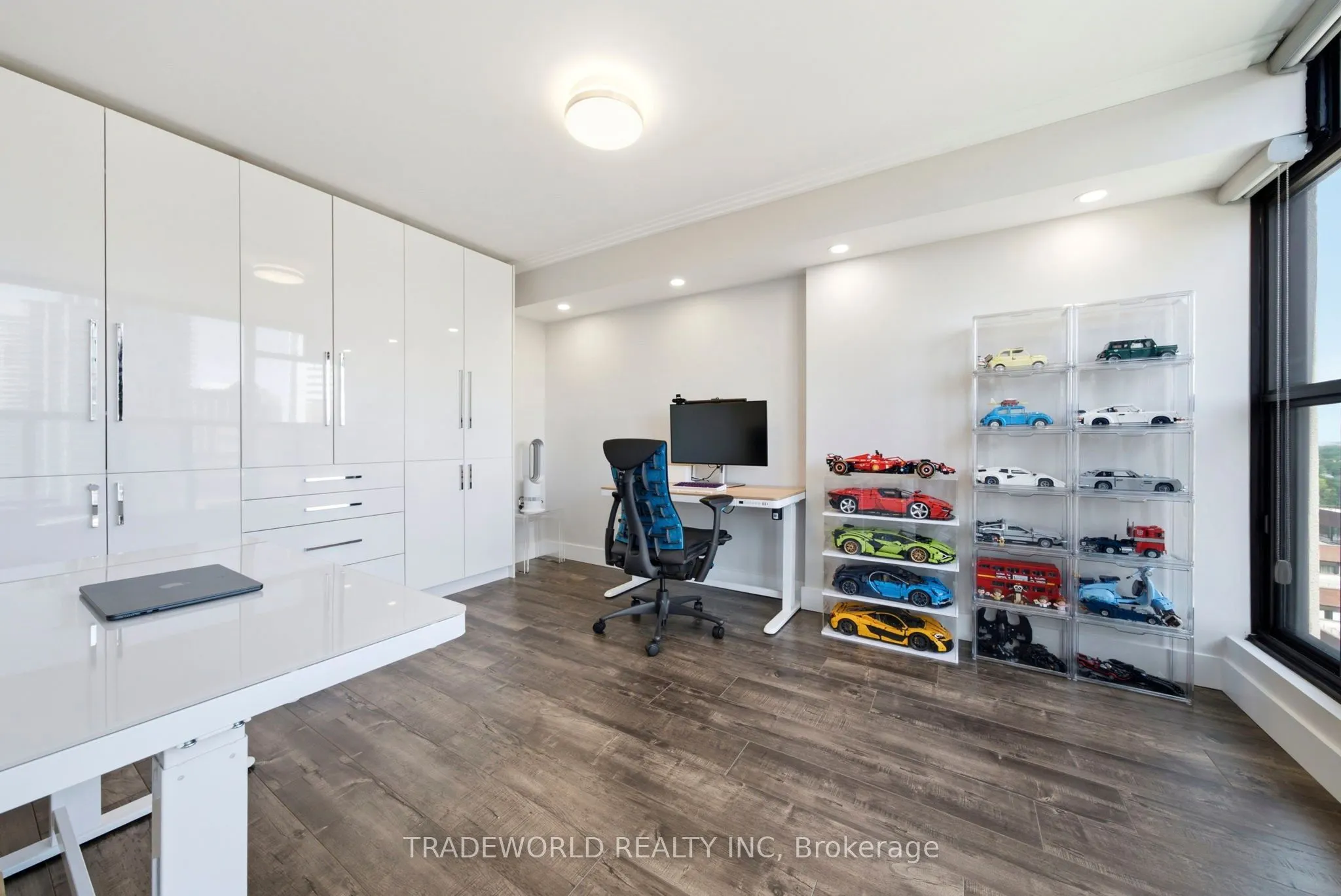 33 Elmhurst Avenue #1803