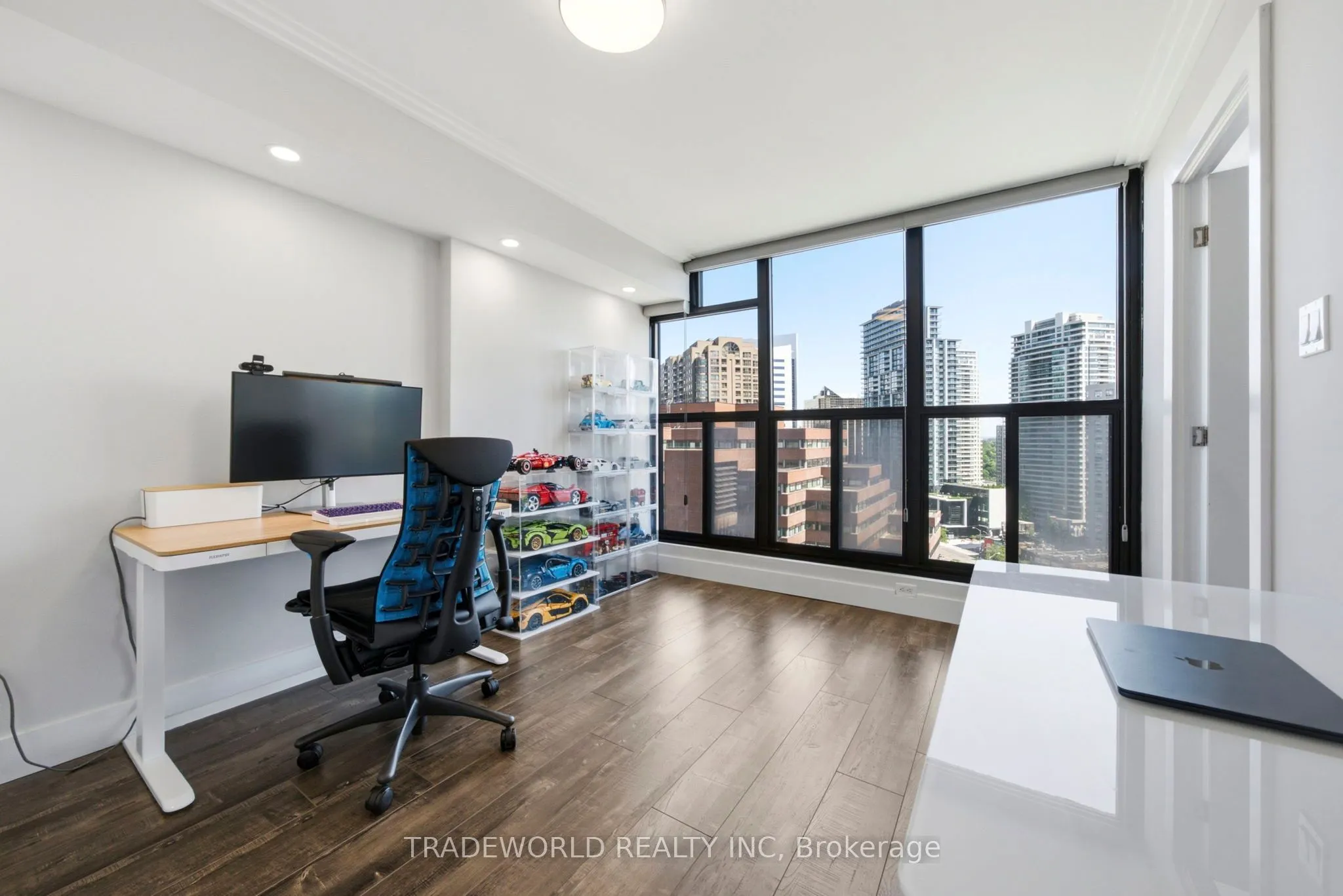 33 Elmhurst Avenue #1803