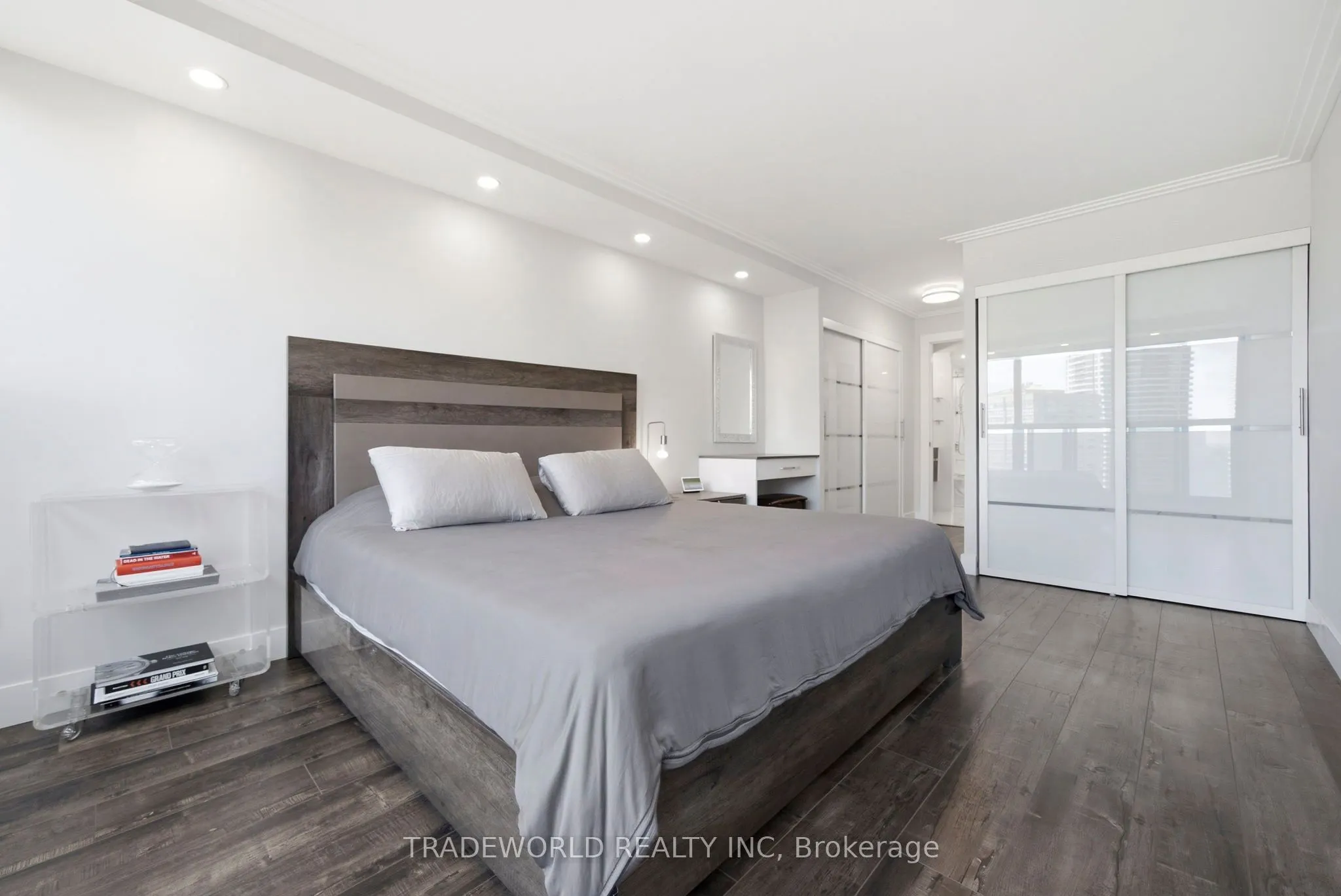 33 Elmhurst Avenue #1803