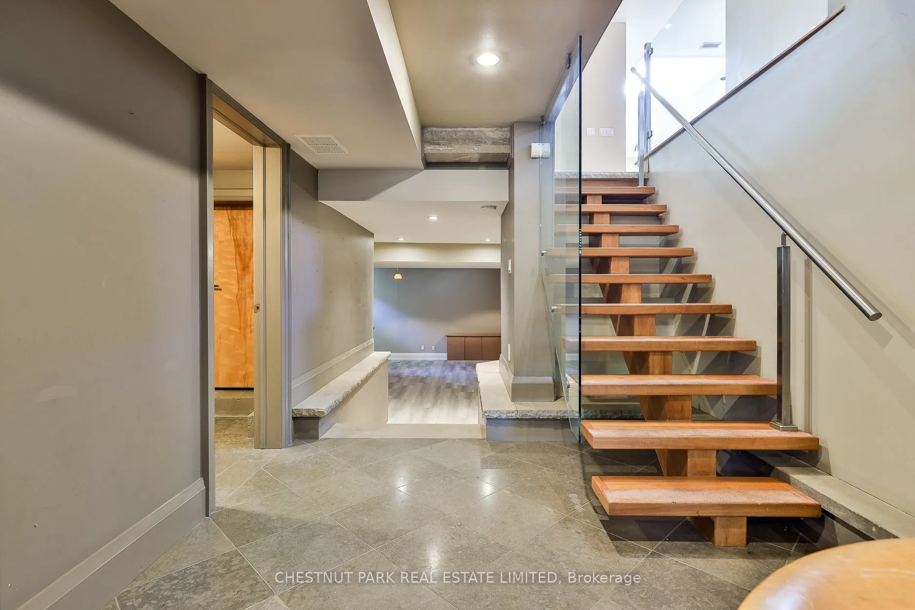 41 Hurlingham Crescent