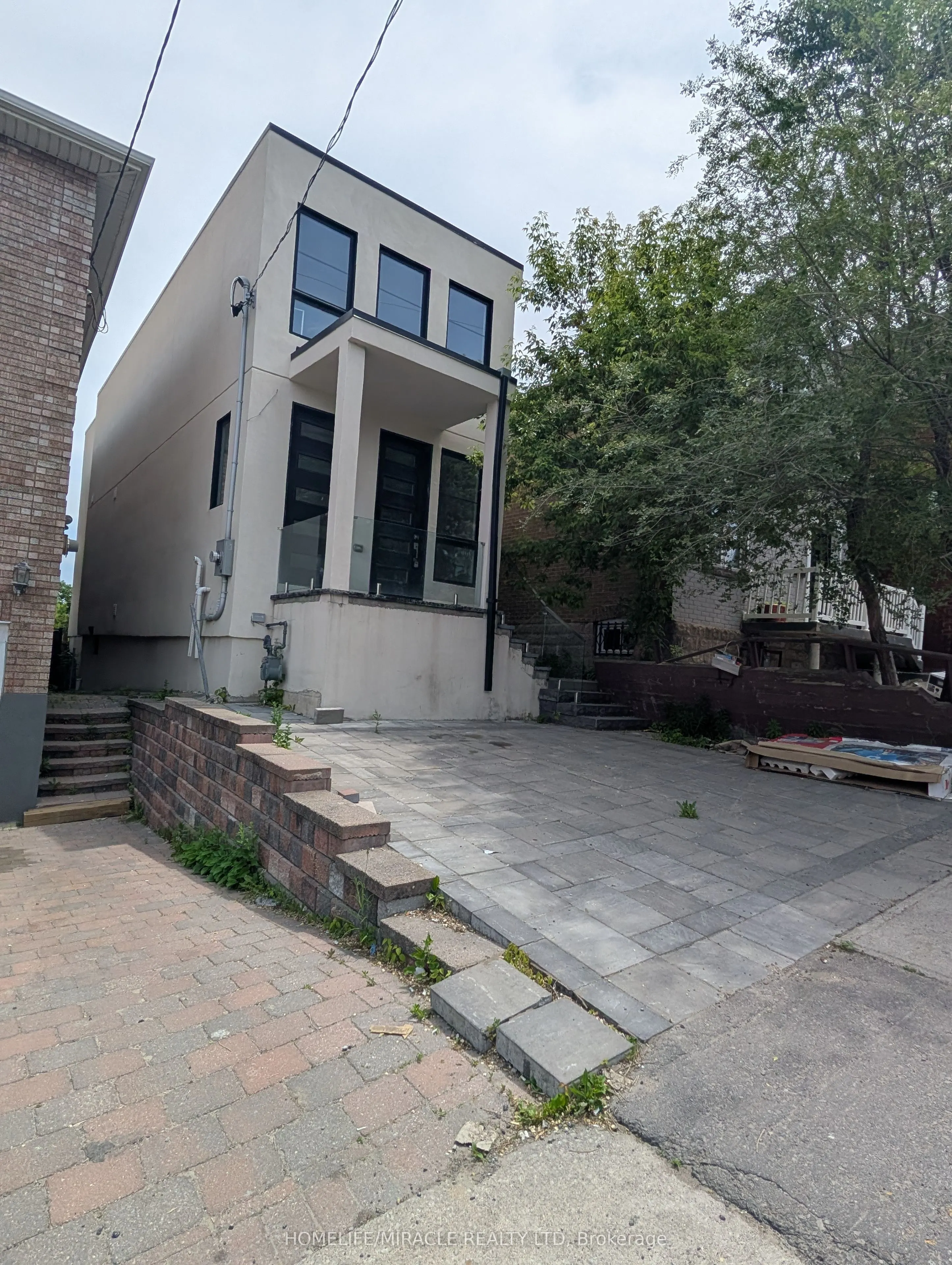 2099 Dufferin Street