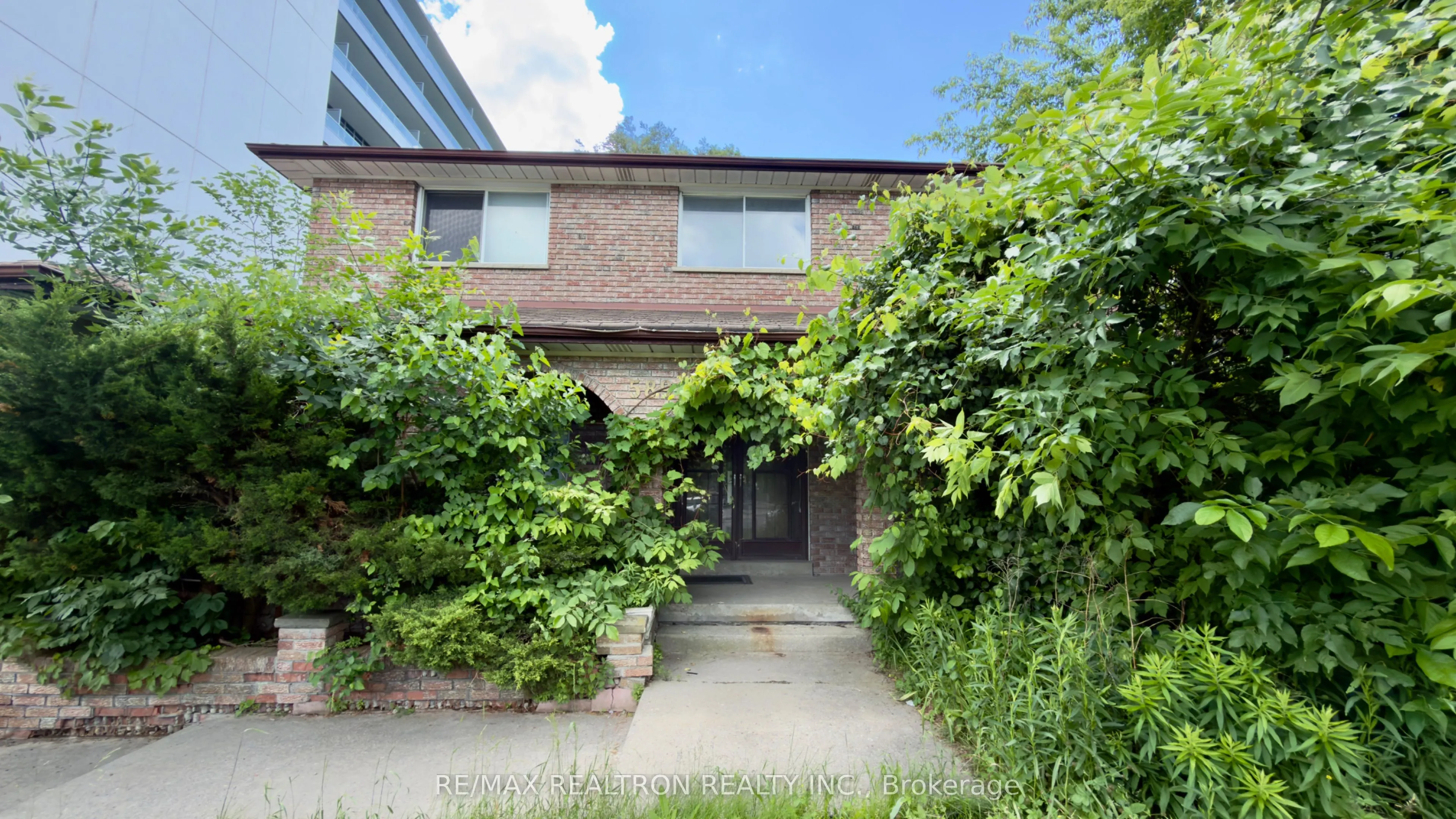 589 Sheppard Avenue E