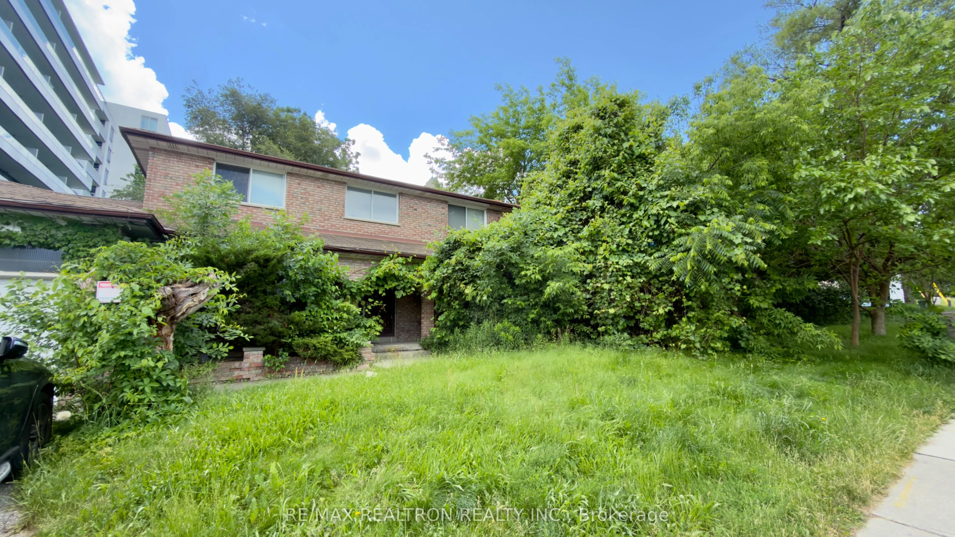 589 Sheppard Avenue E