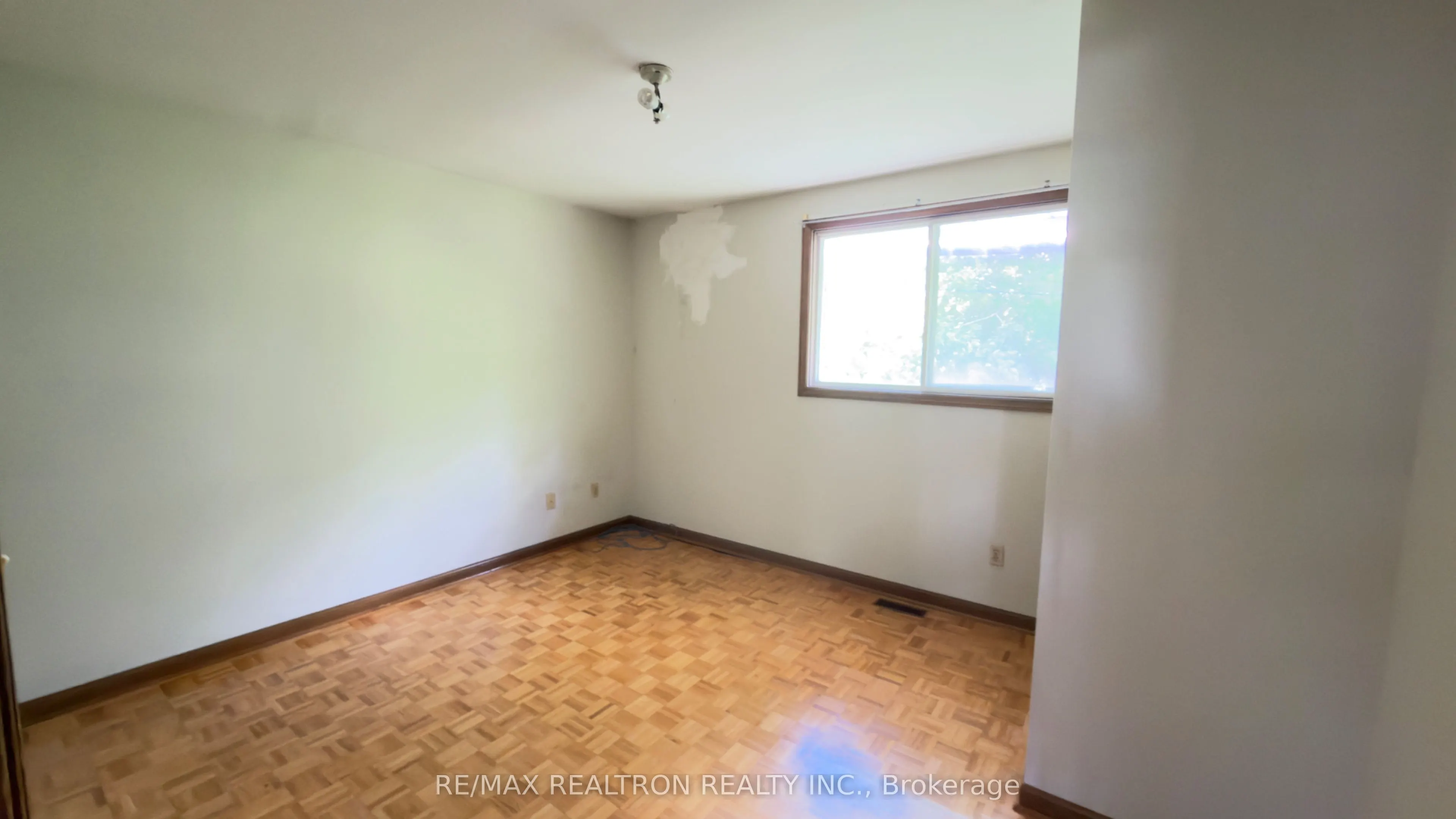 589 Sheppard Avenue E