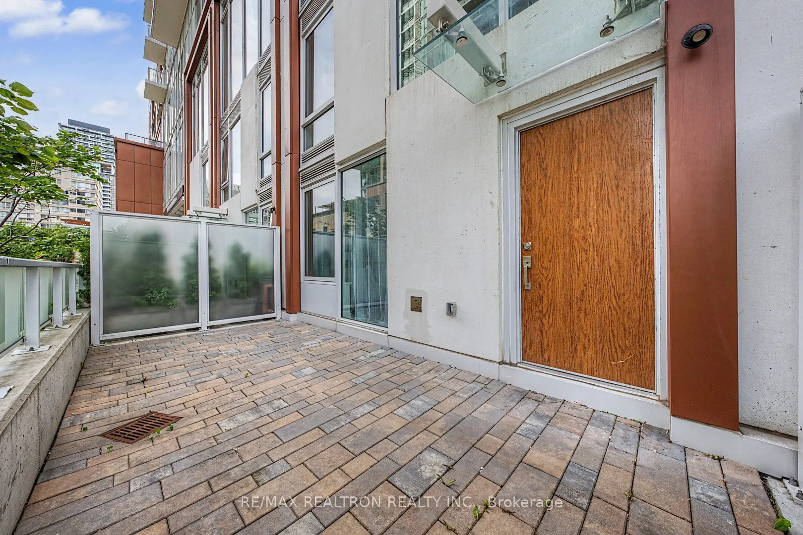 33 Helendale Avenue #102