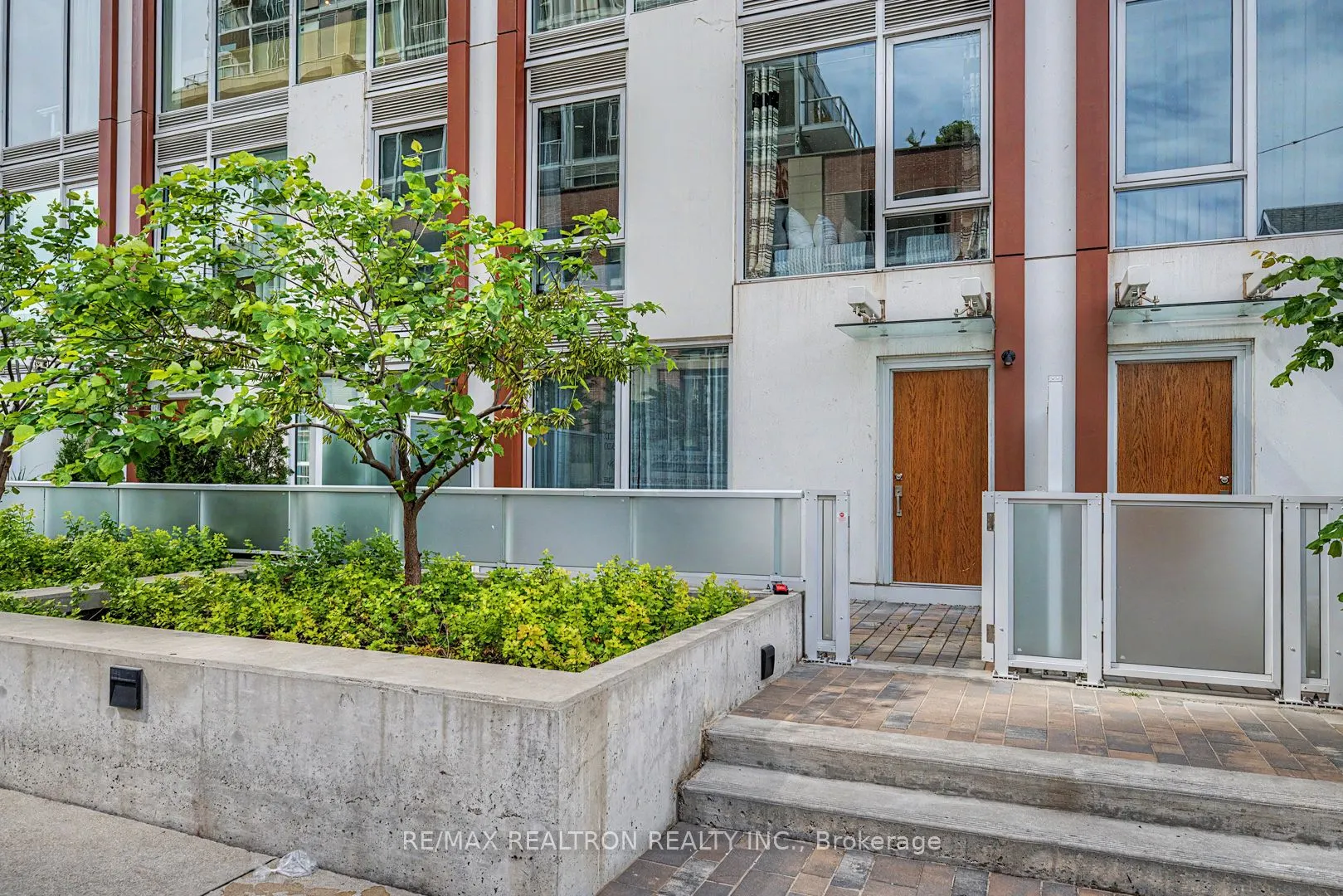33 Helendale Avenue #102