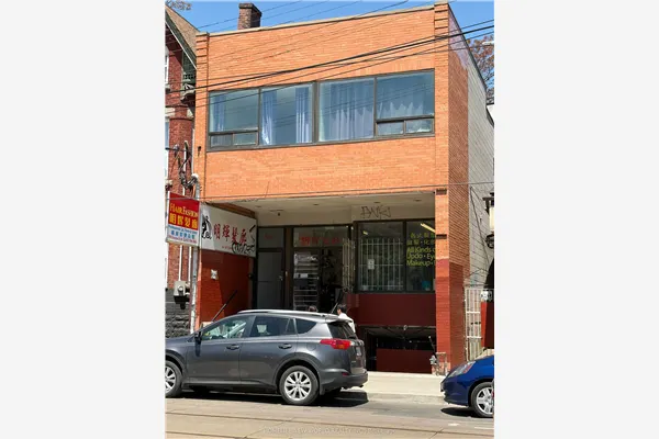 584 Dundas Street W