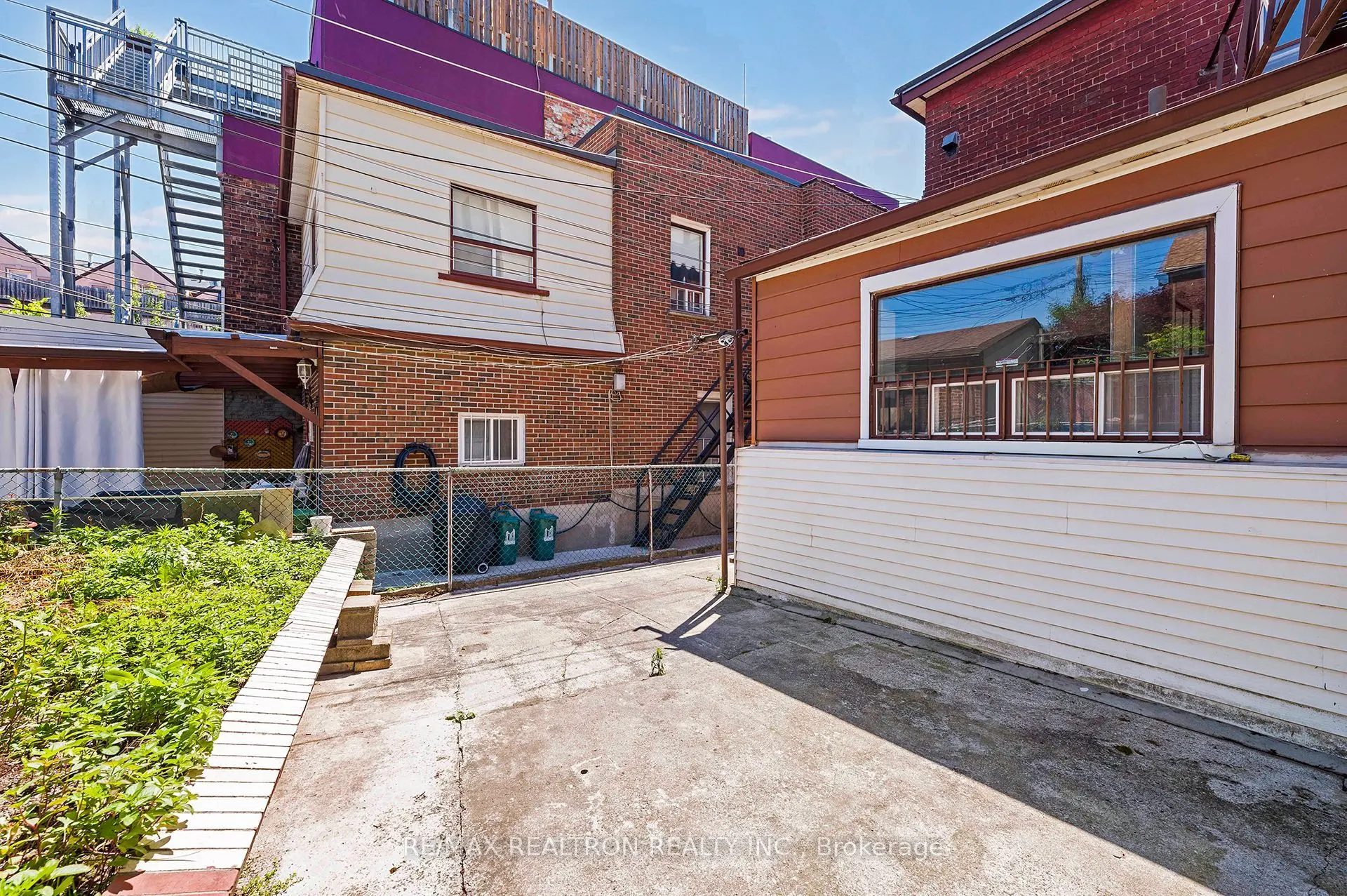 1000 Dundas Street W