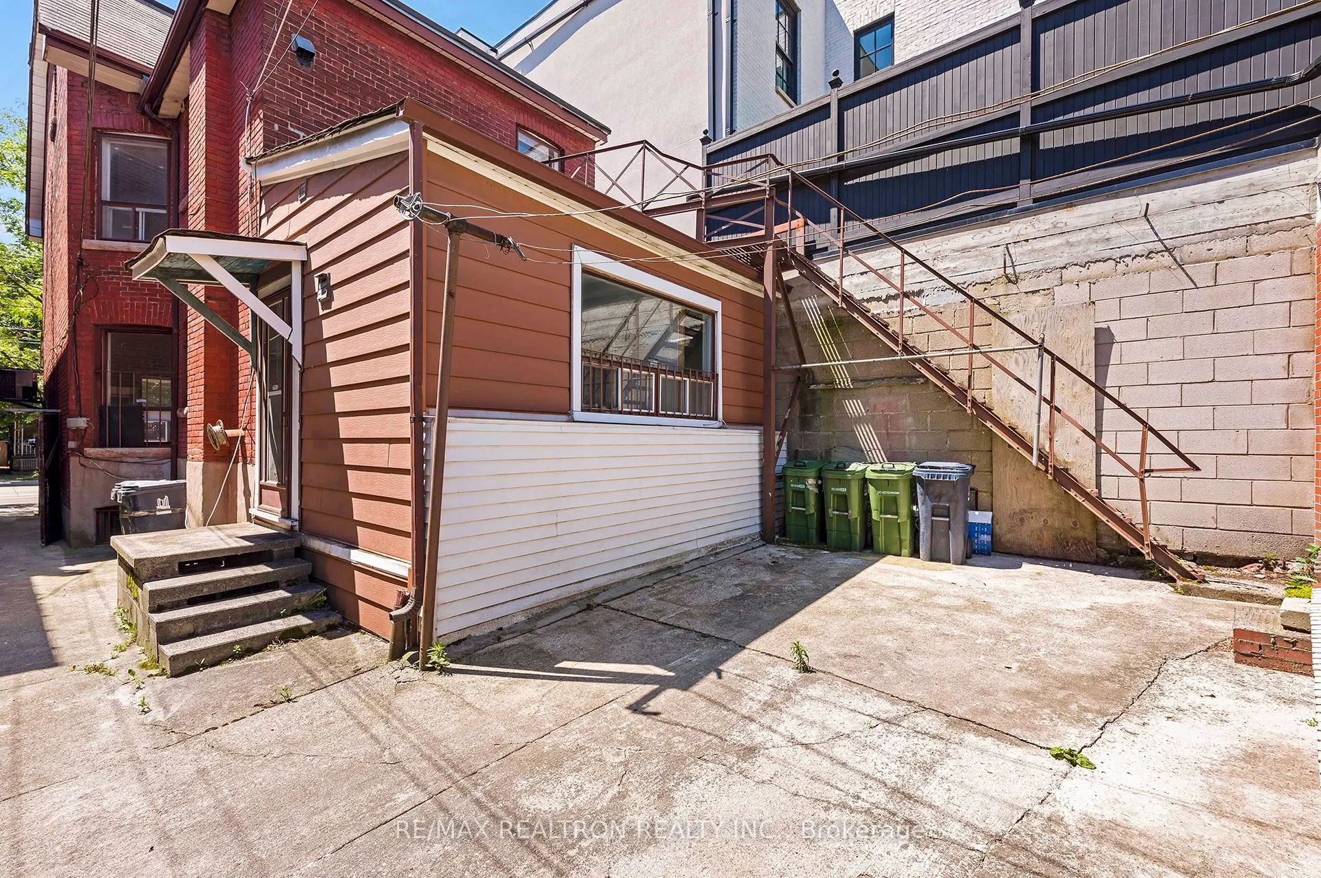 1000 Dundas Street W
