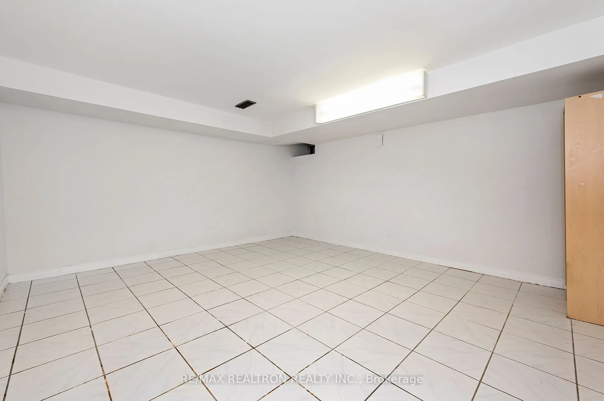 1000 Dundas Street W
