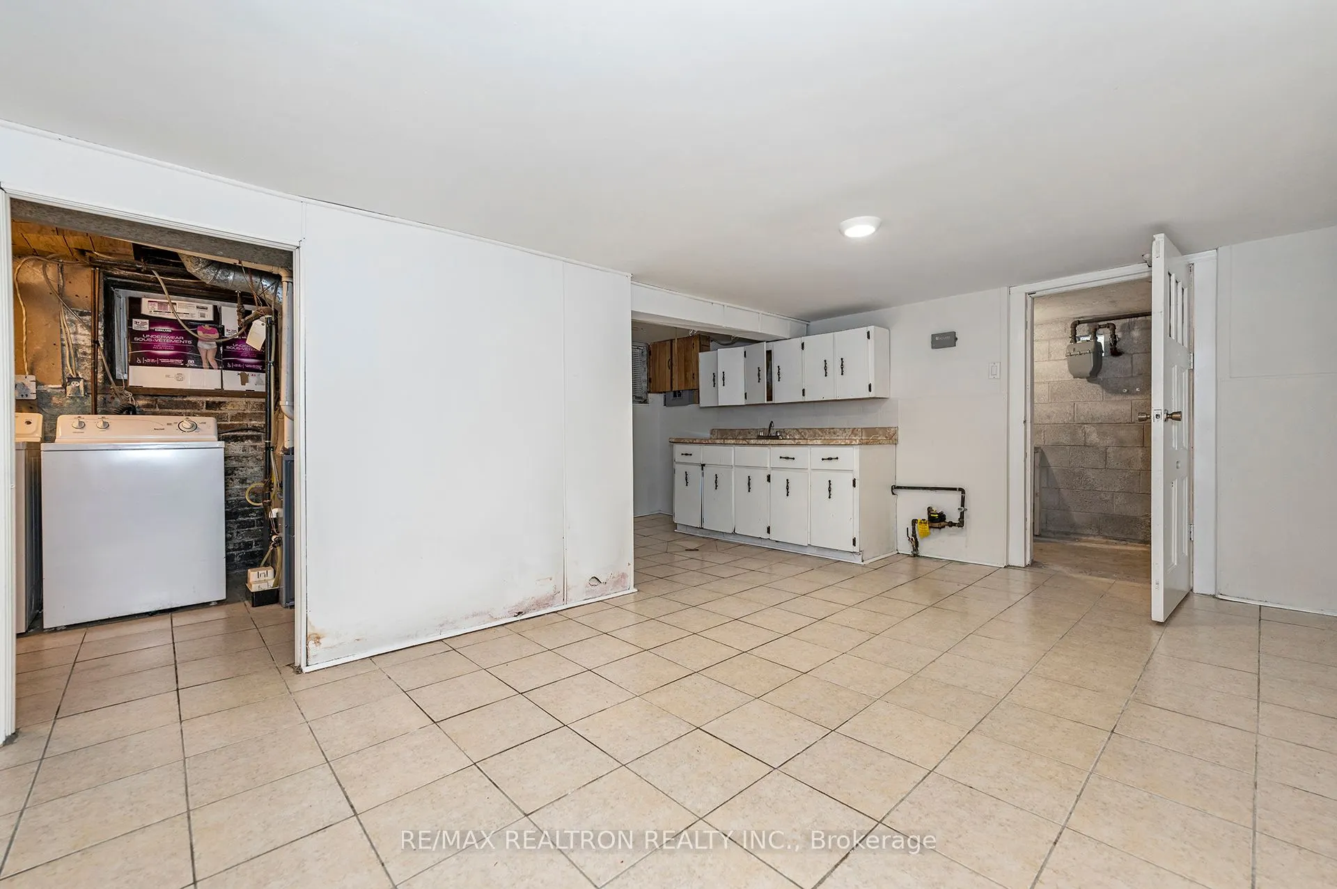 1000 Dundas Street W