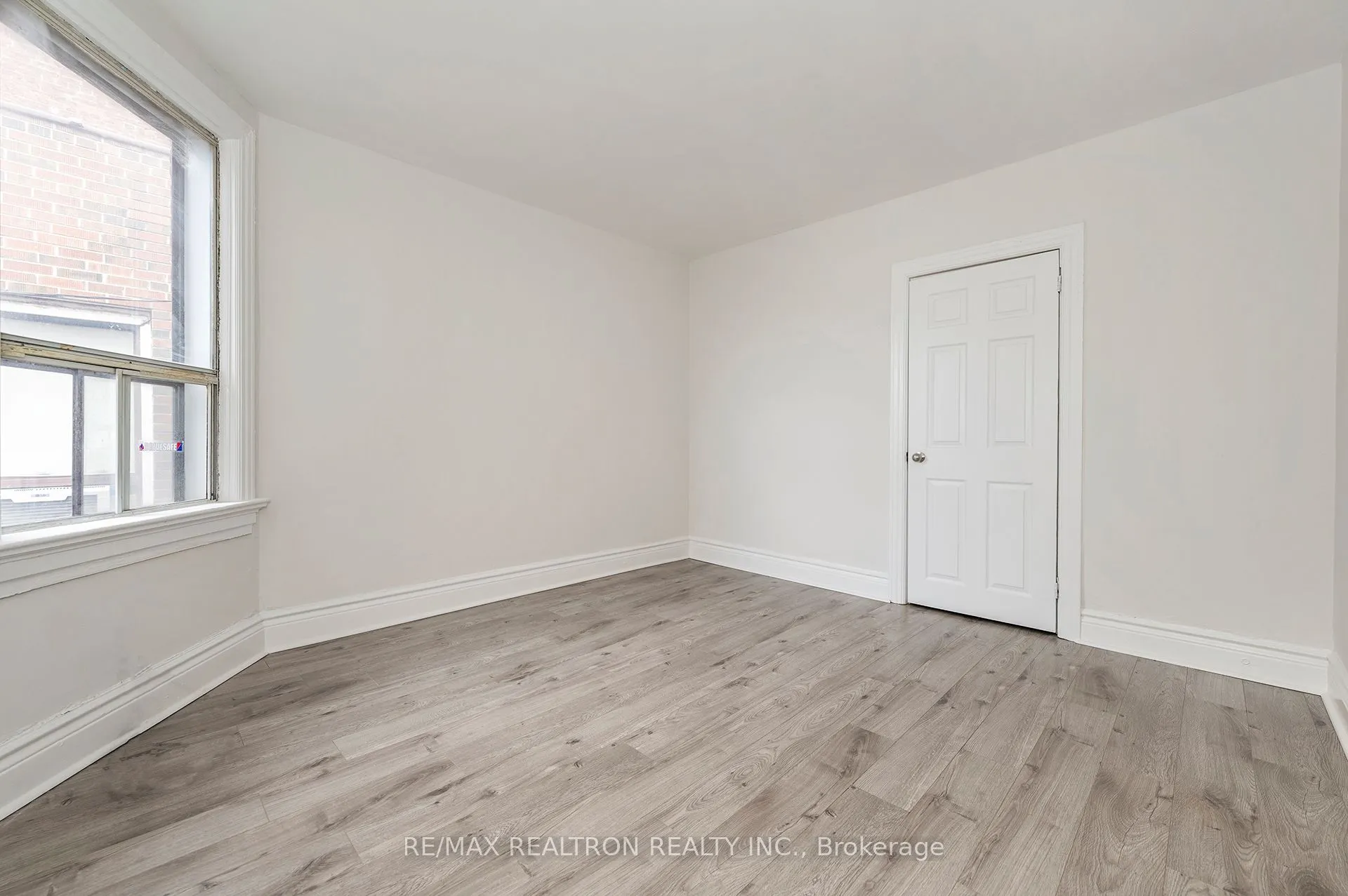 1000 Dundas Street W
