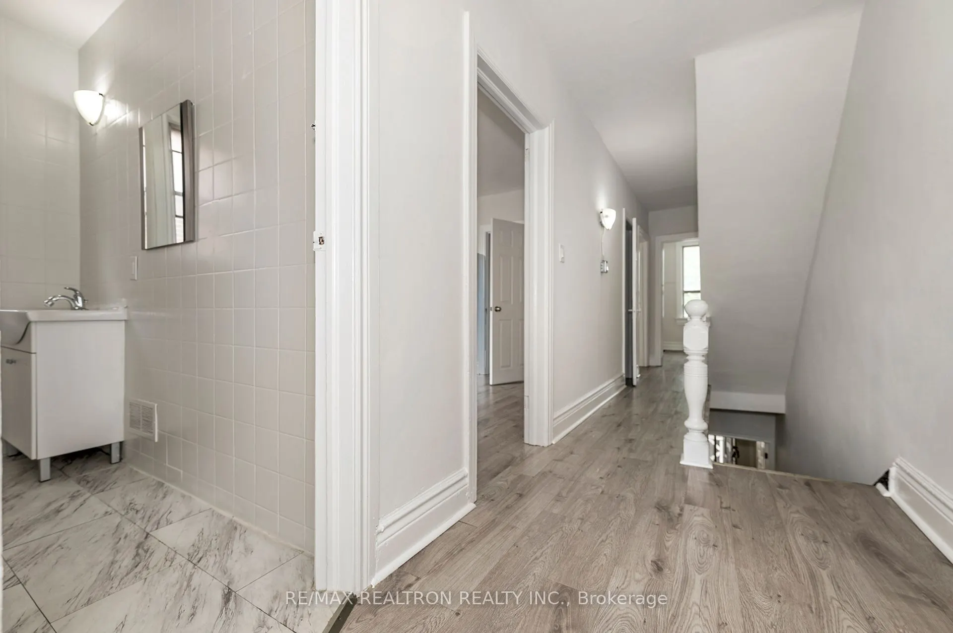 1000 Dundas Street W