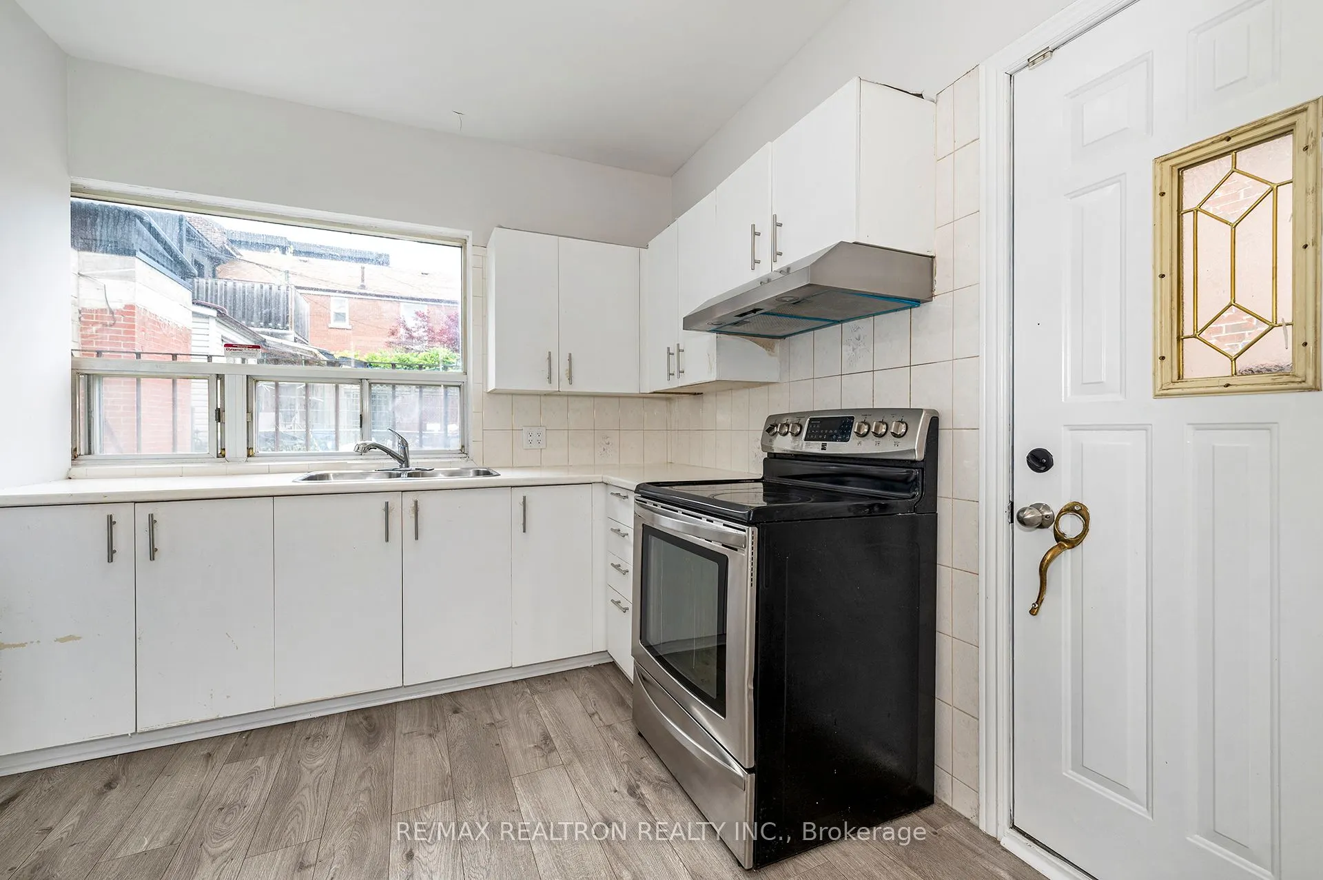 1000 Dundas Street W