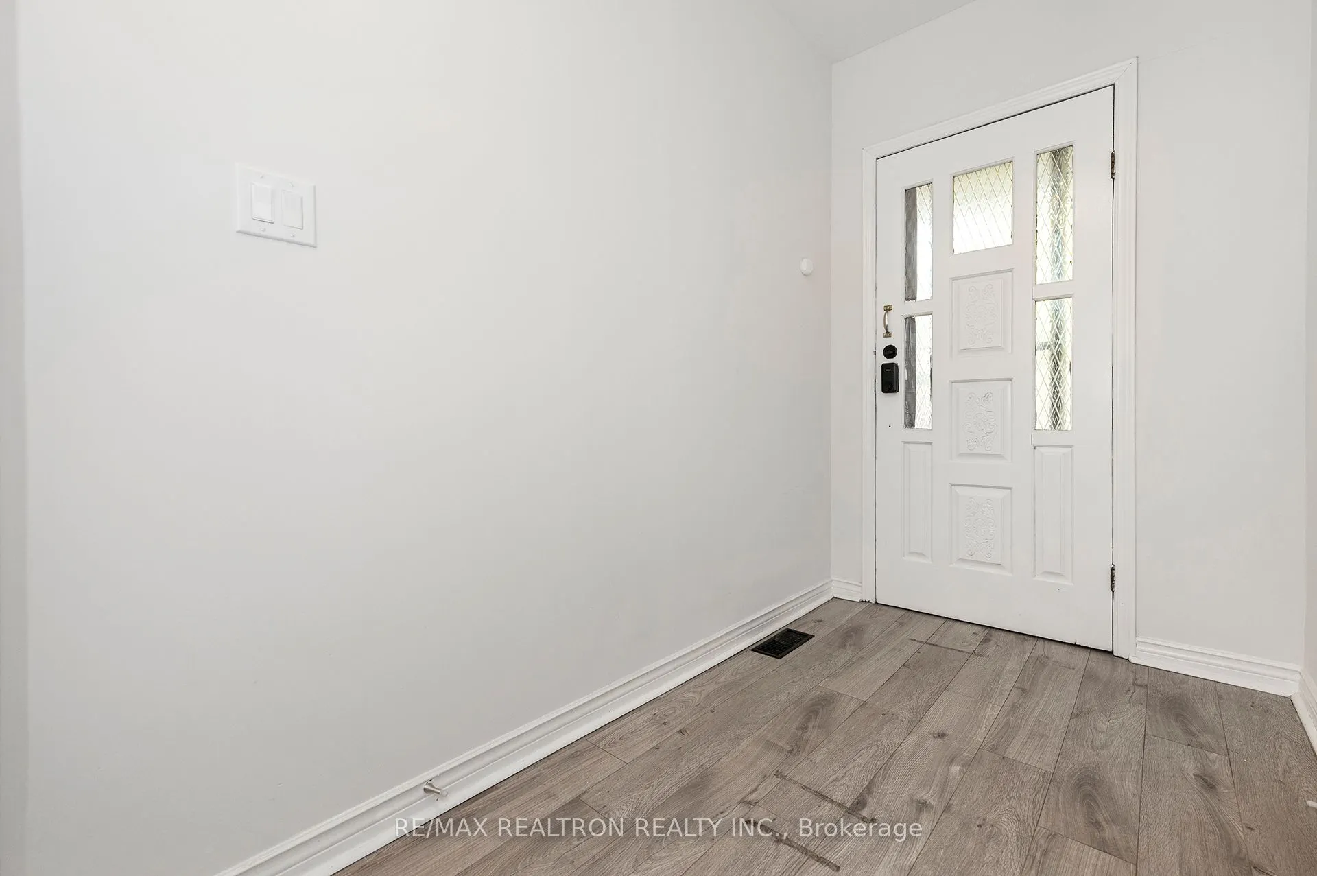 1000 Dundas Street W