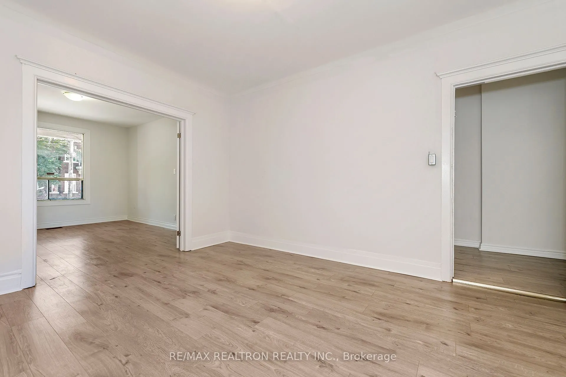 1000 Dundas Street W