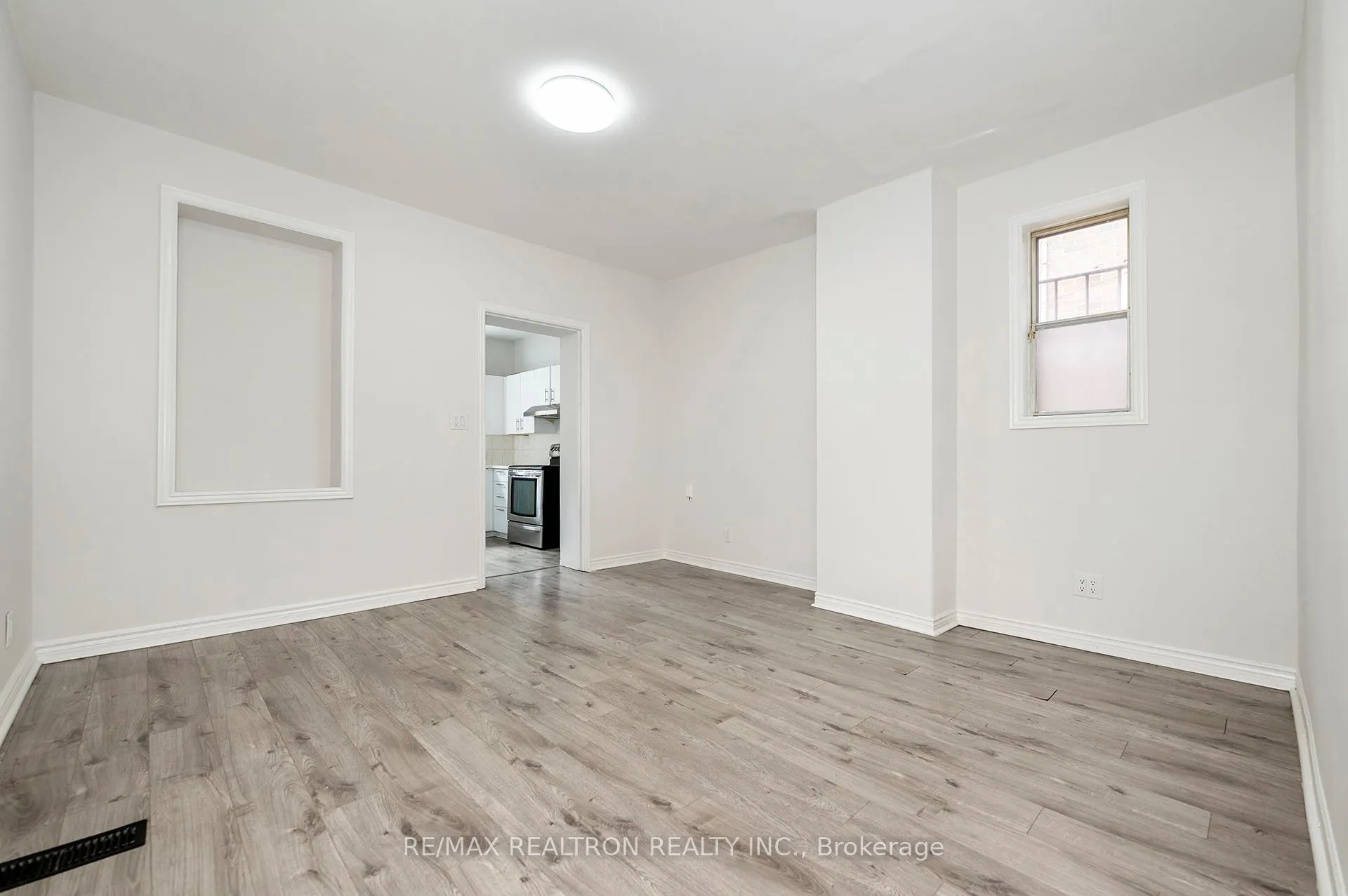 1000 Dundas Street W