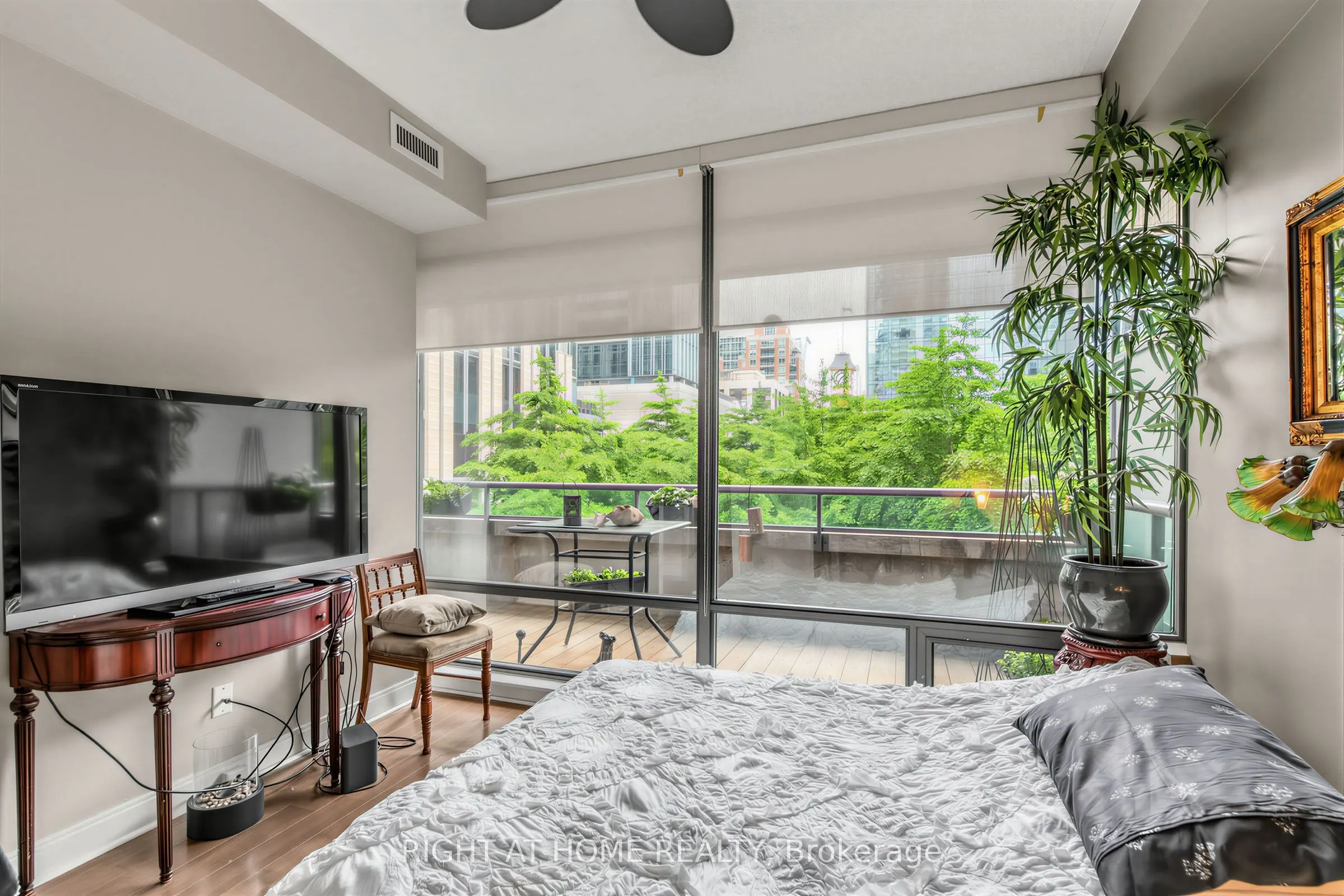 18 Yorkville Avenue #305