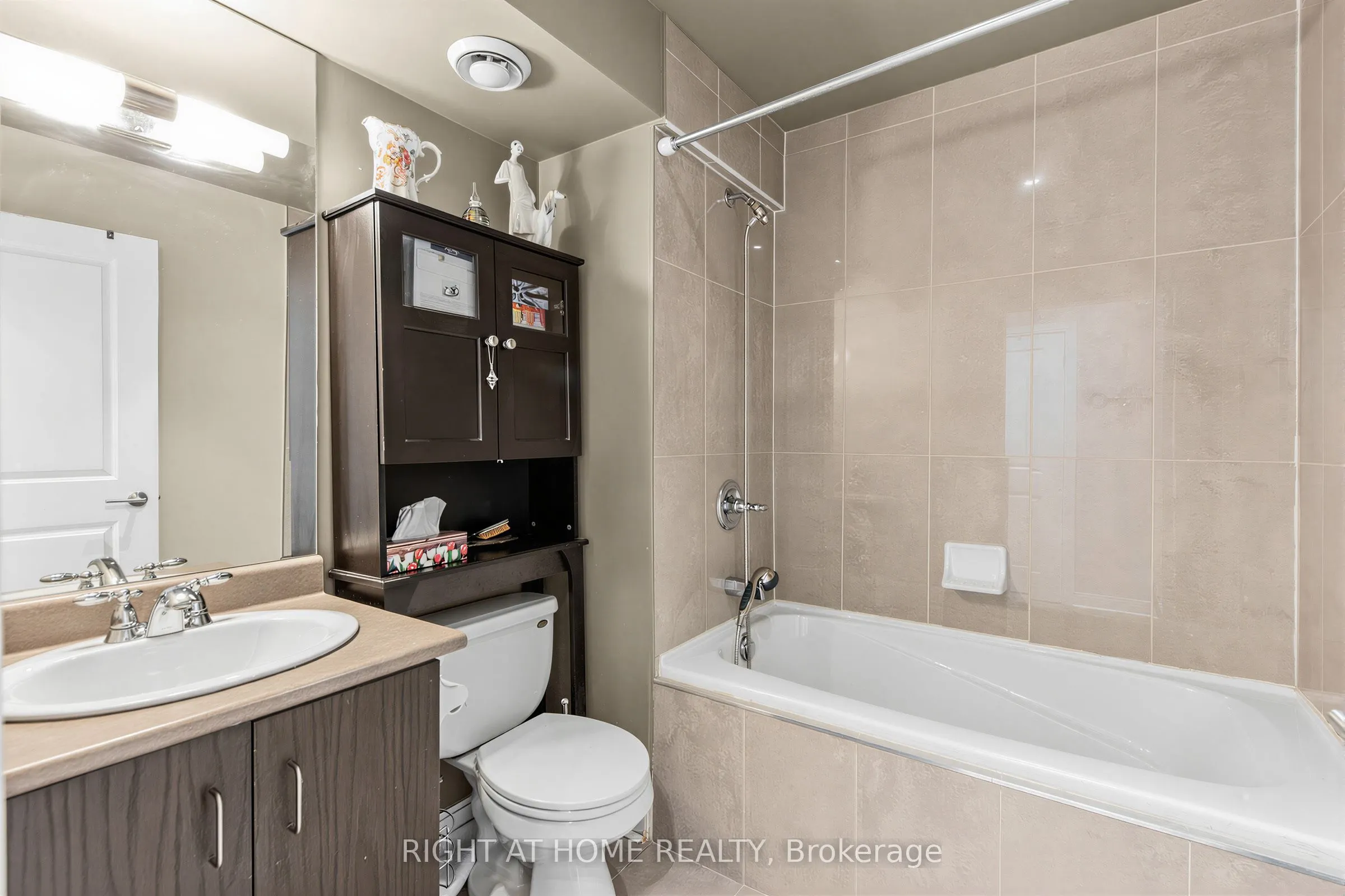 18 Yorkville Avenue #305