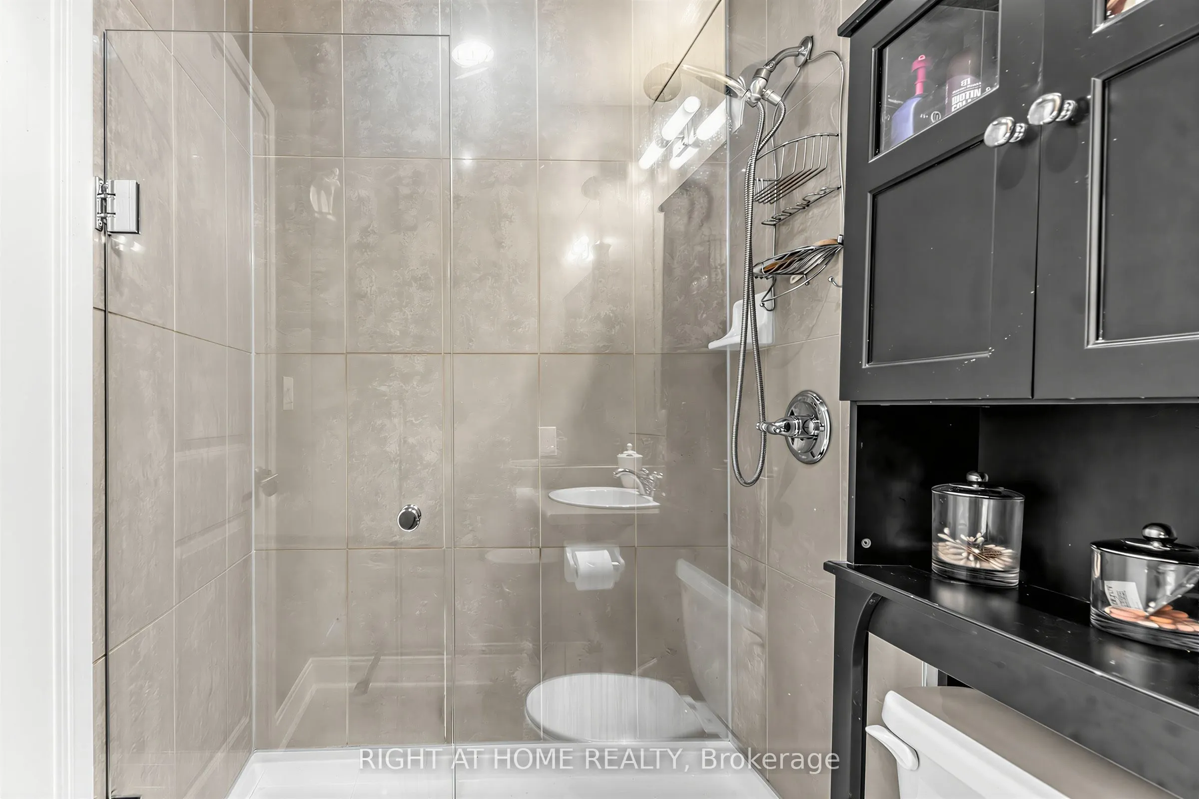 18 Yorkville Avenue #305