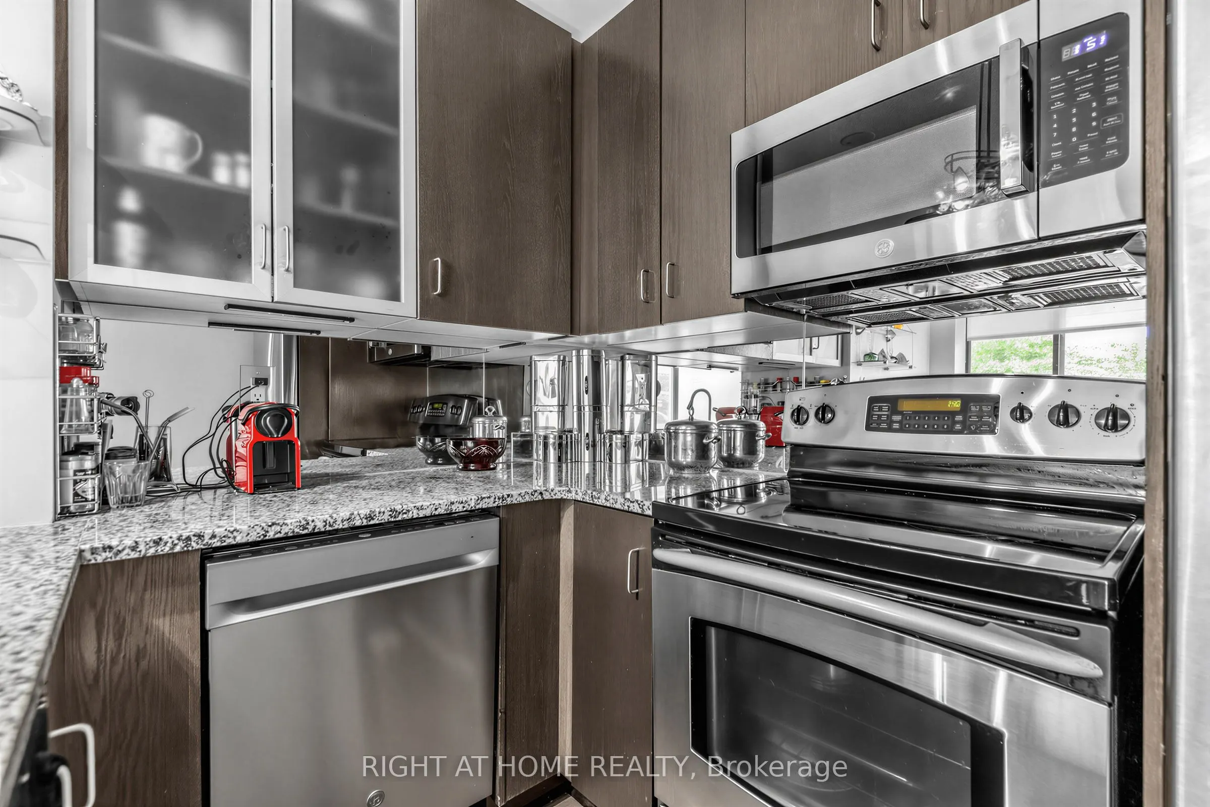 18 Yorkville Avenue #305
