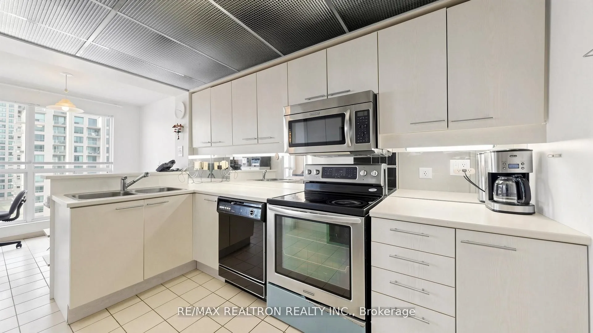 18 Hollywood Avenue #1707