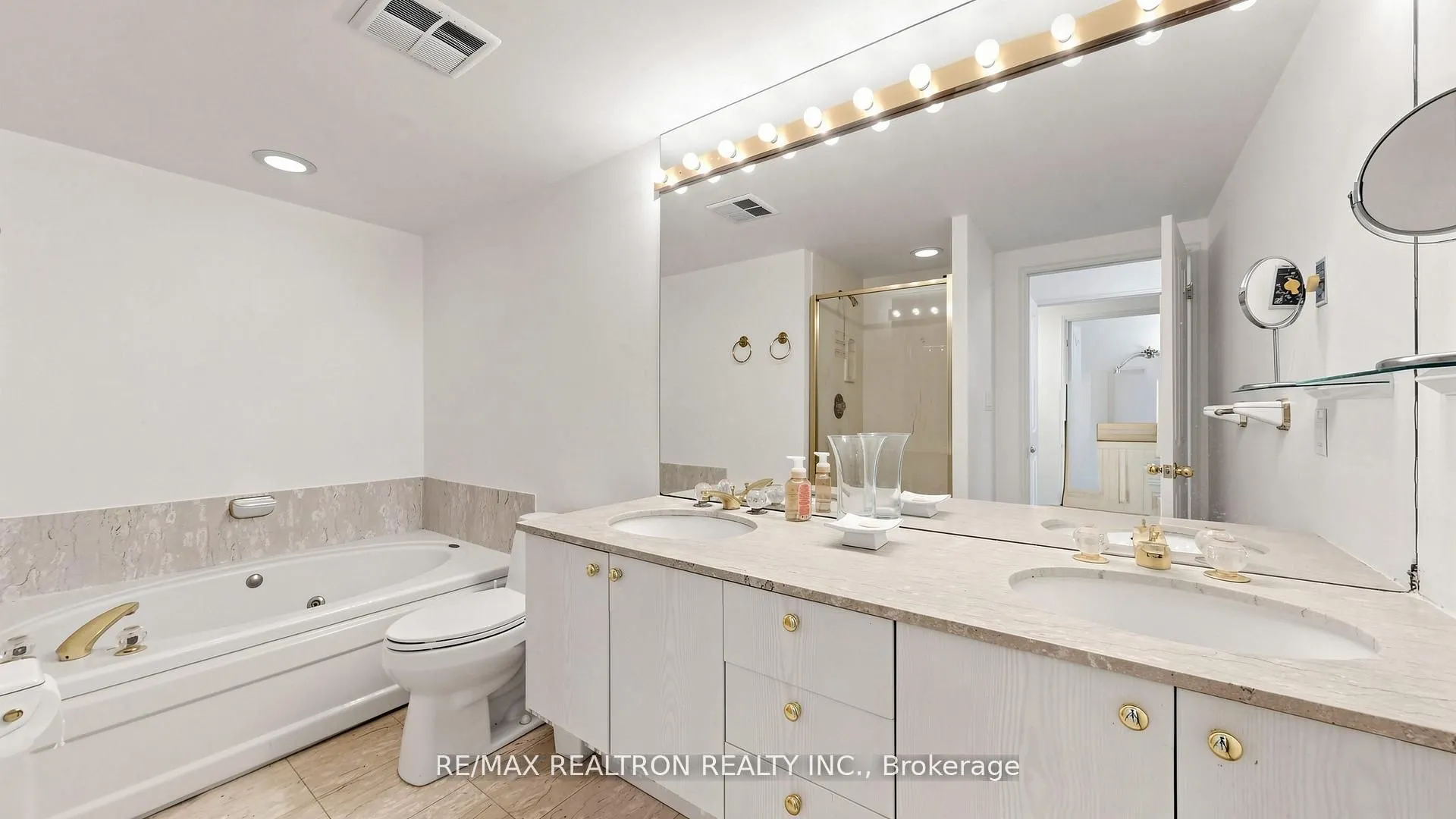 18 Hollywood Avenue #1707