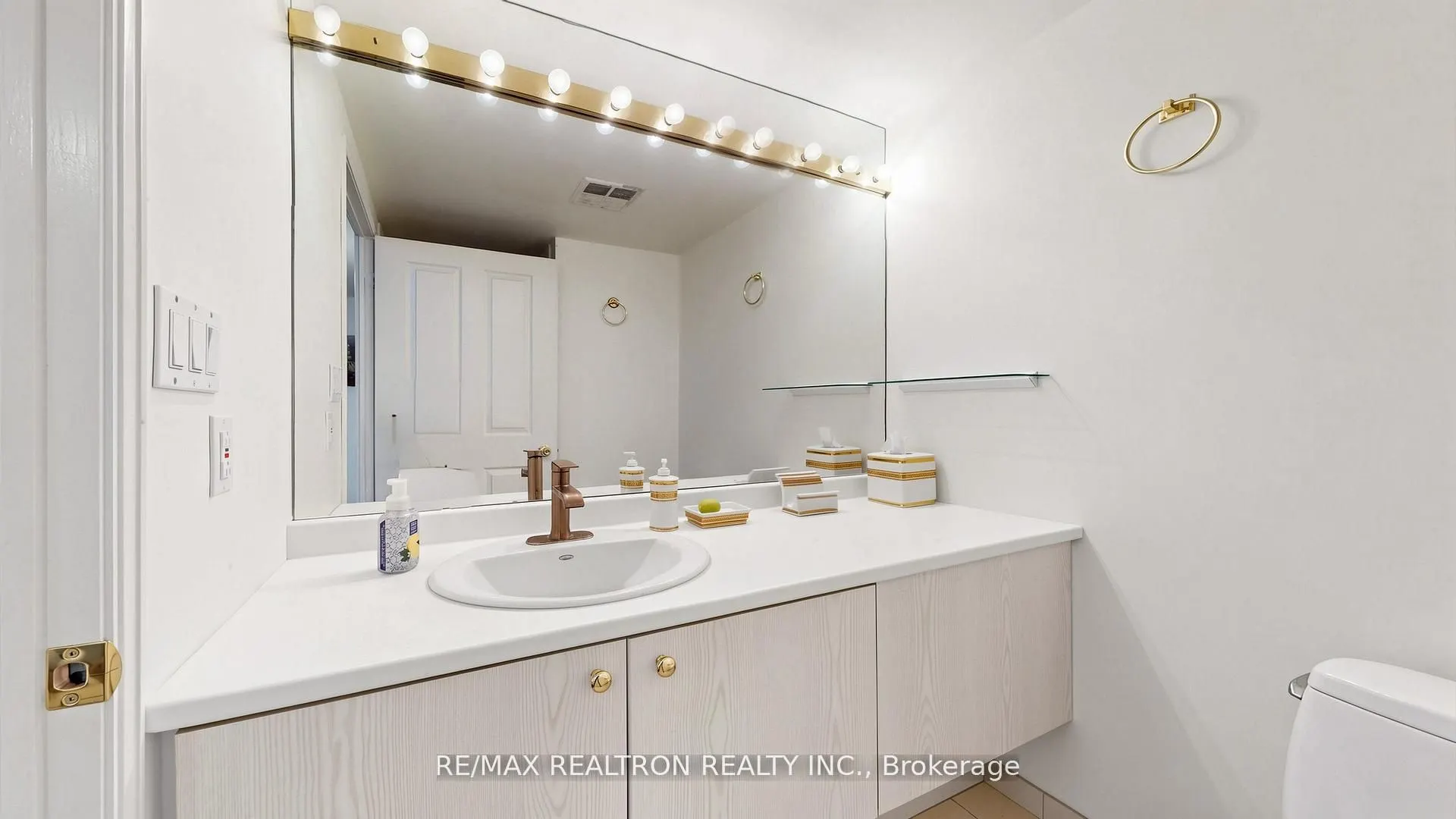 18 Hollywood Avenue #1707