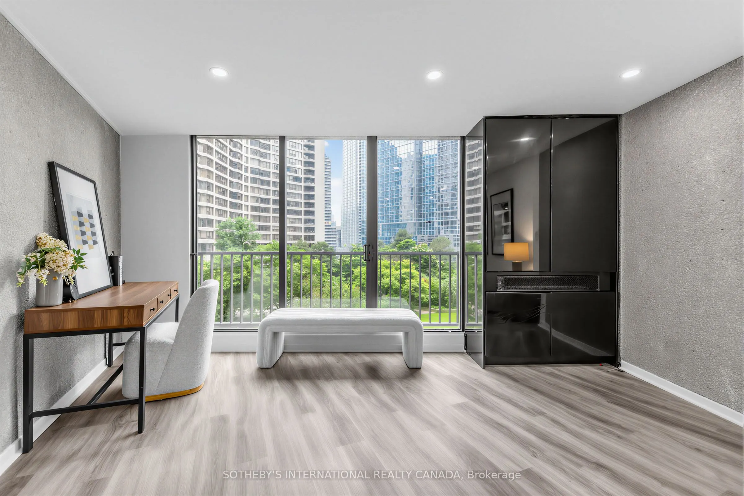 33 Harbour Square #1008