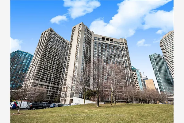 33 Harbour Square #1008
