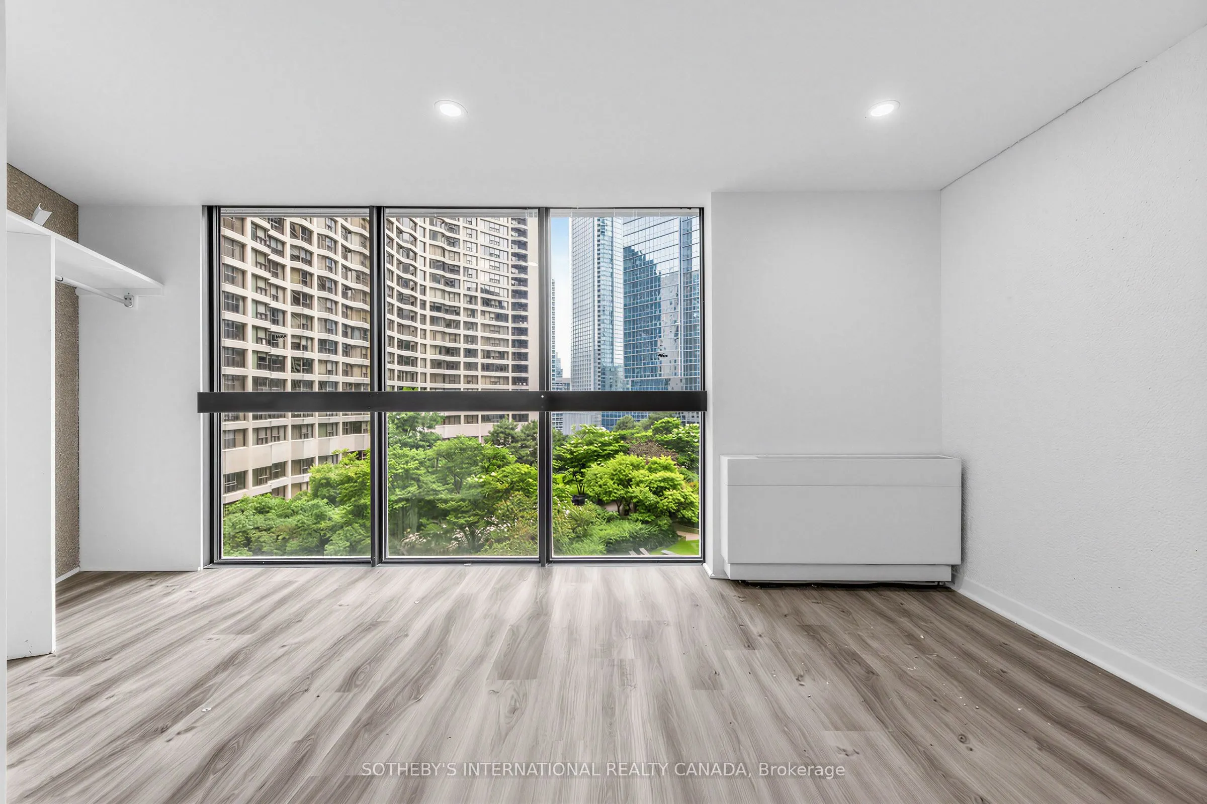 33 Harbour Square #1008