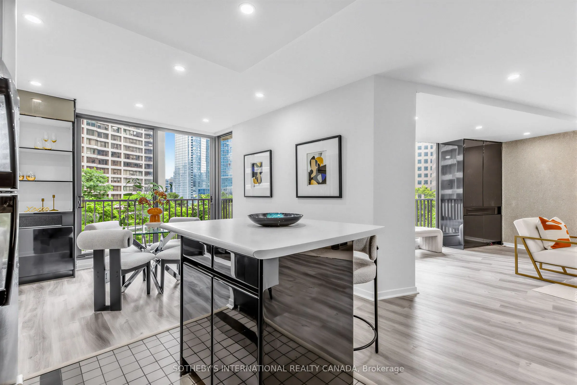 33 Harbour Square #1008
