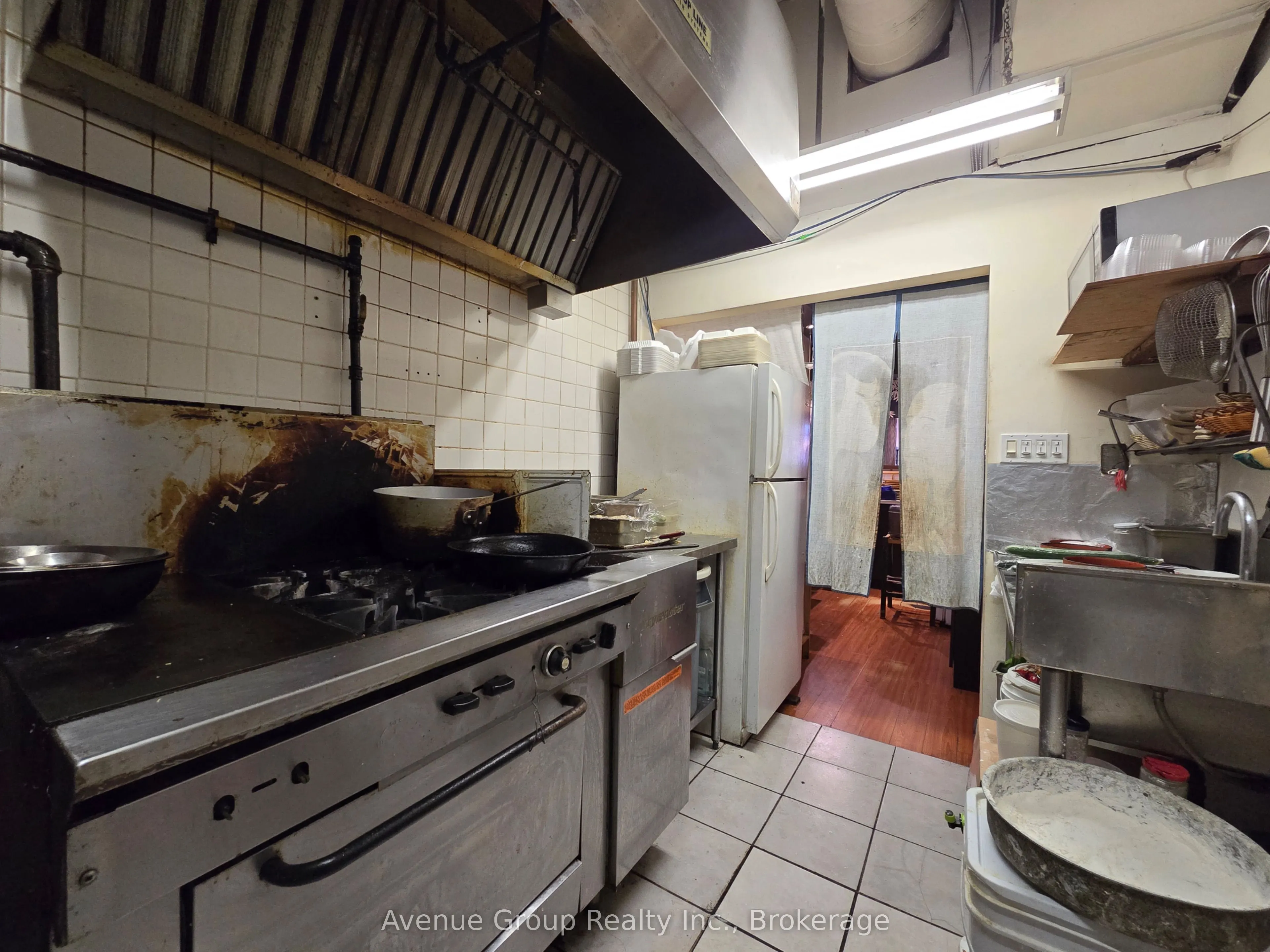 376 Eglinton Avenue W