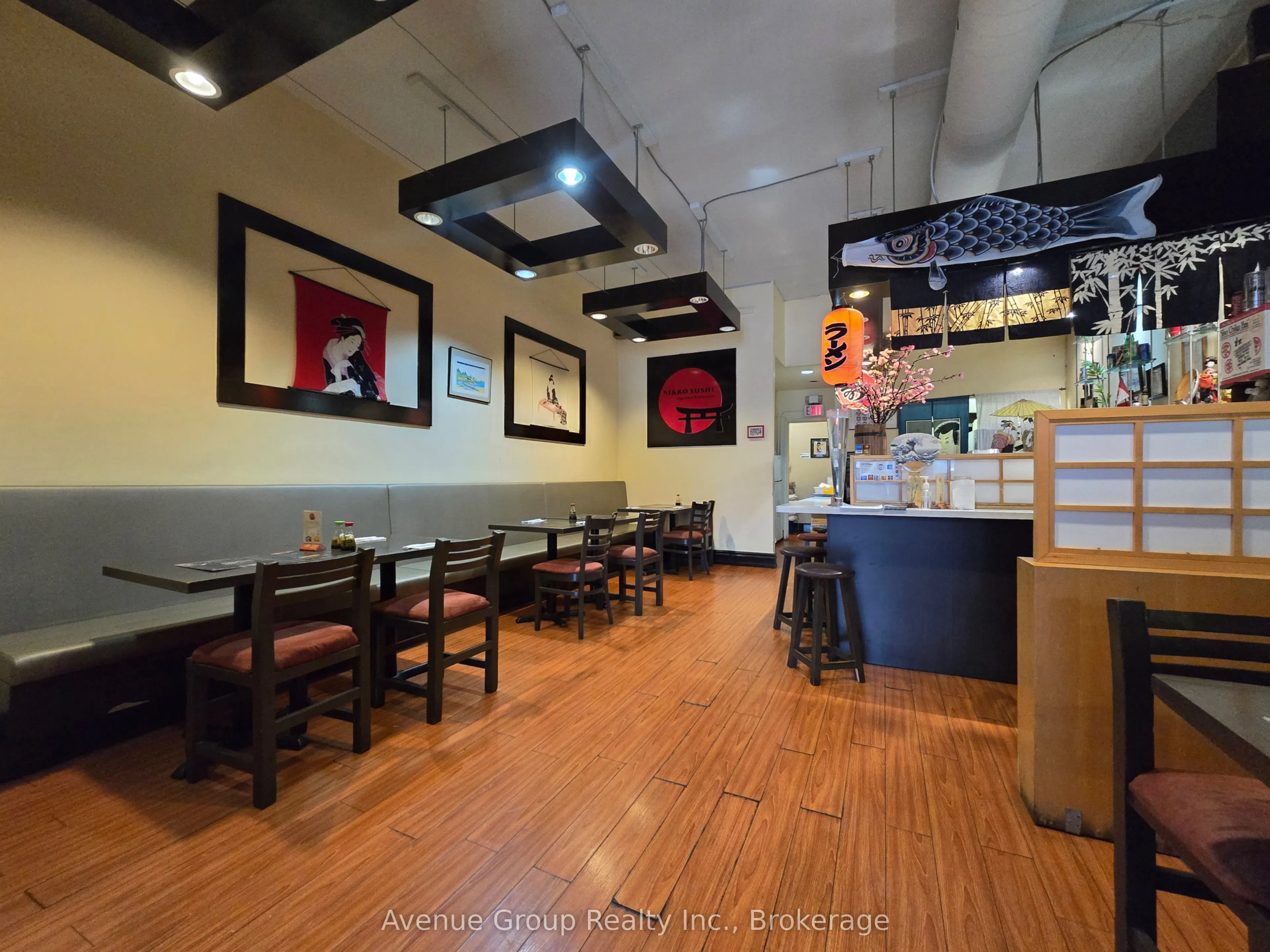 376 Eglinton Avenue W