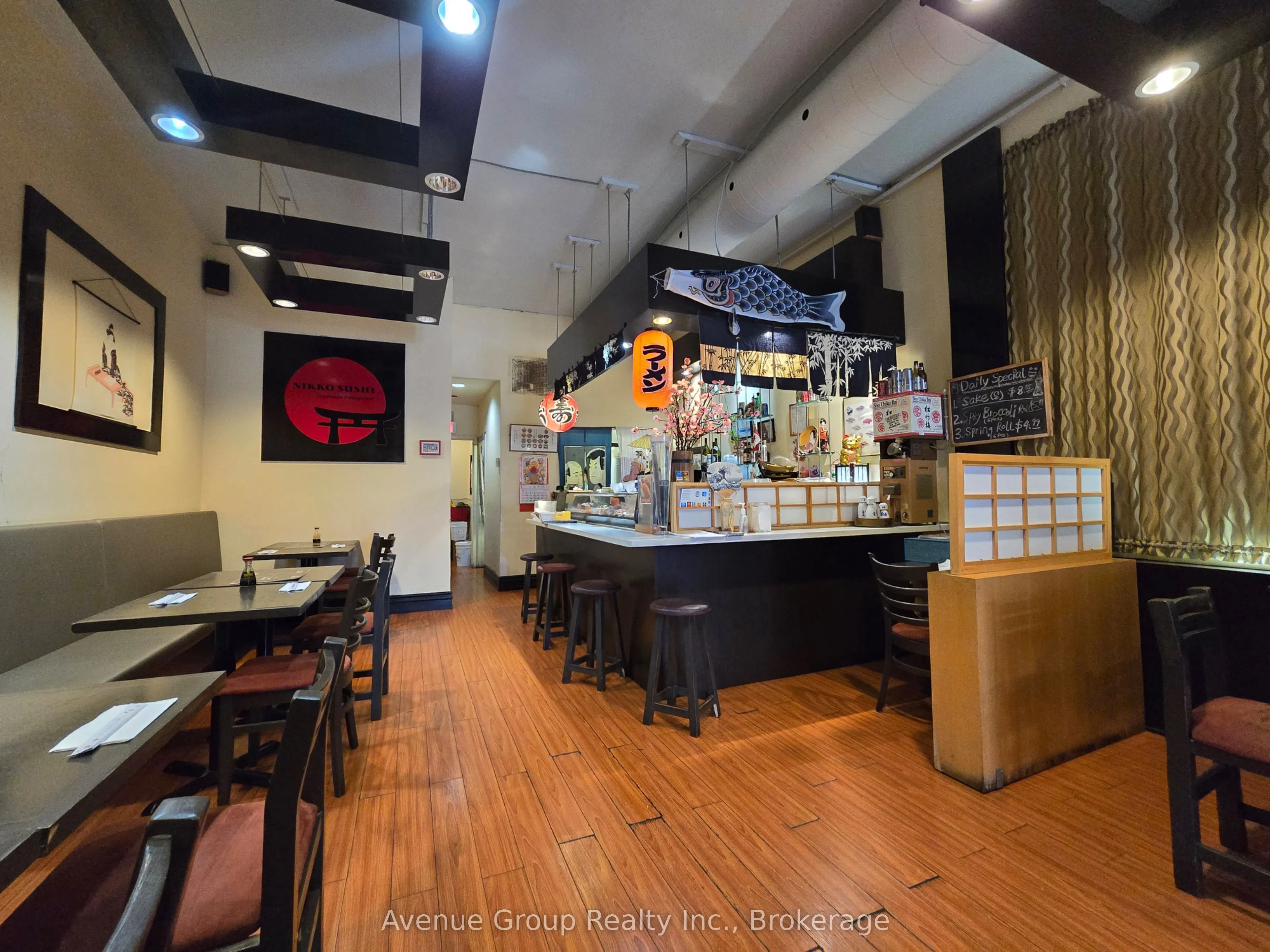 376 Eglinton Avenue W