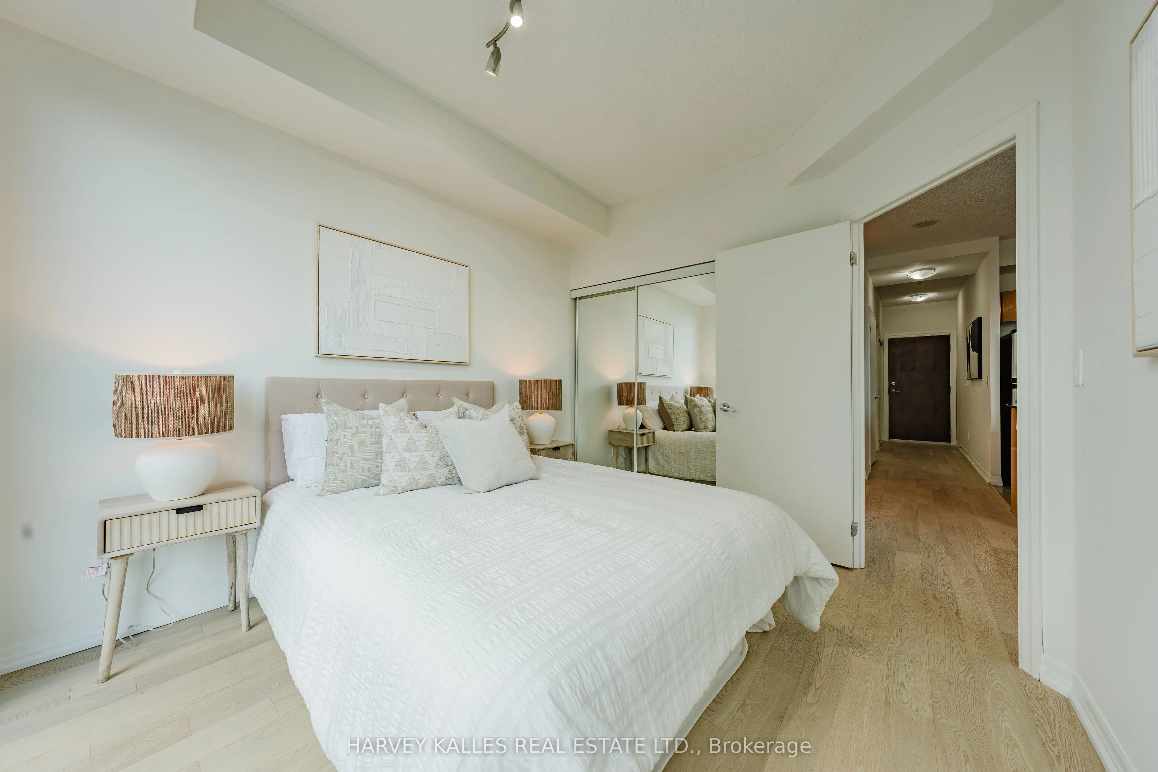 16 Yonge Street #3211