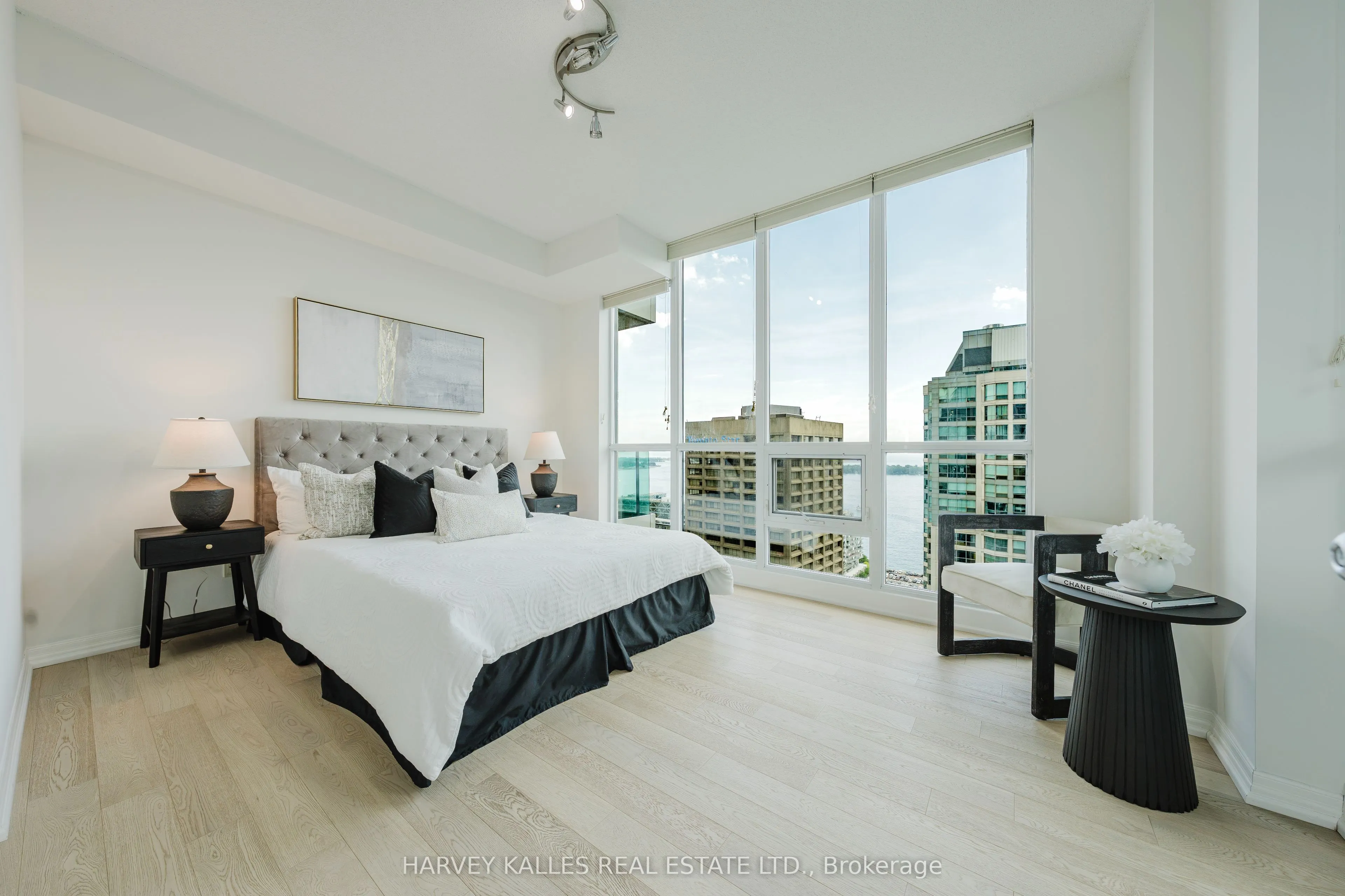 16 Yonge Street #3211